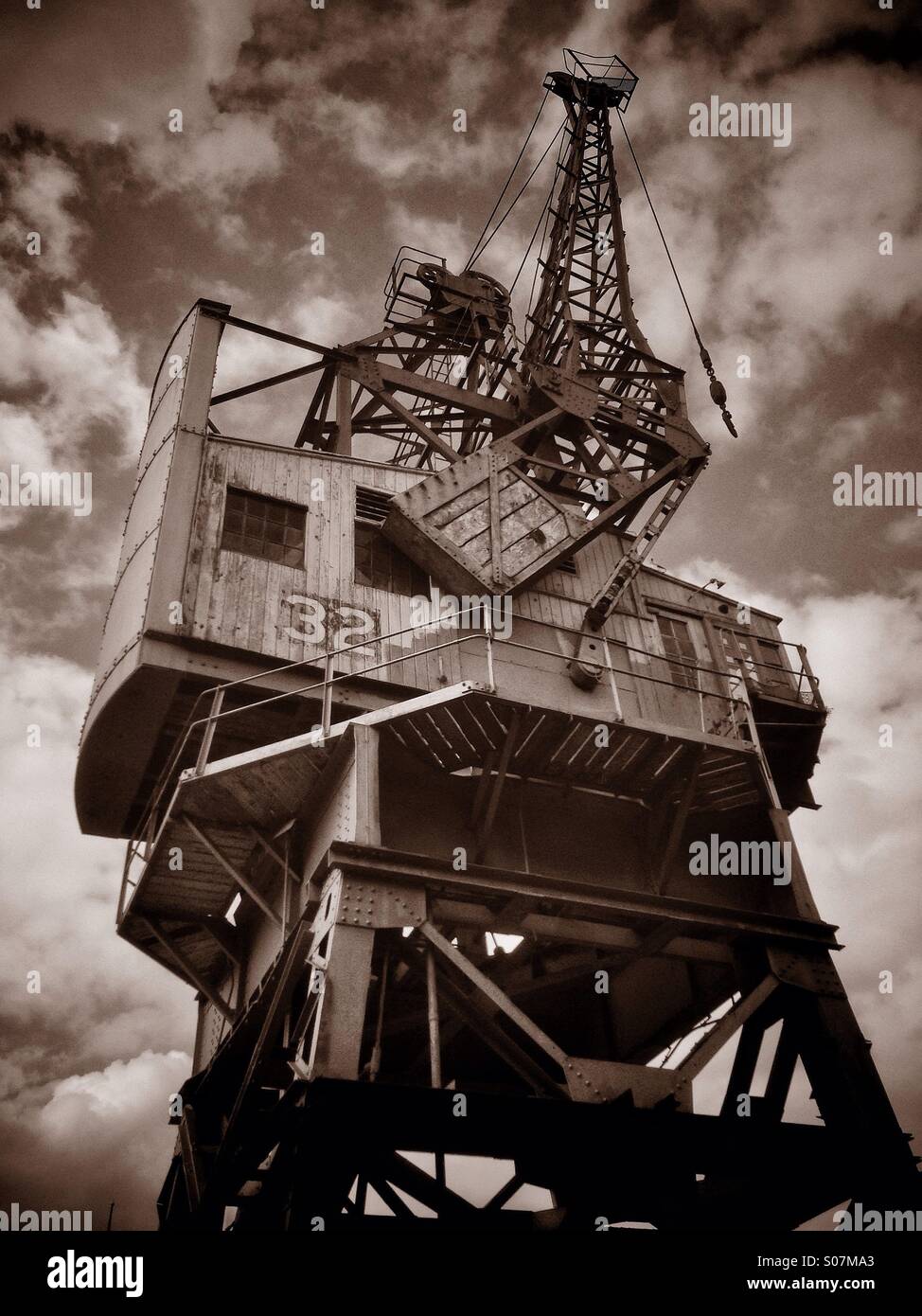 Ein Großkran, am Rande von The Floating Harbour in der Nähe des Stadtzentrums in Bristol, England. Der Kran wurde auf Last Fracht von Schiffen aus eingesetzt. Bildnachweis - © COLIN HOSKINS. - Smartphone-aufgenommenes Stockfoto