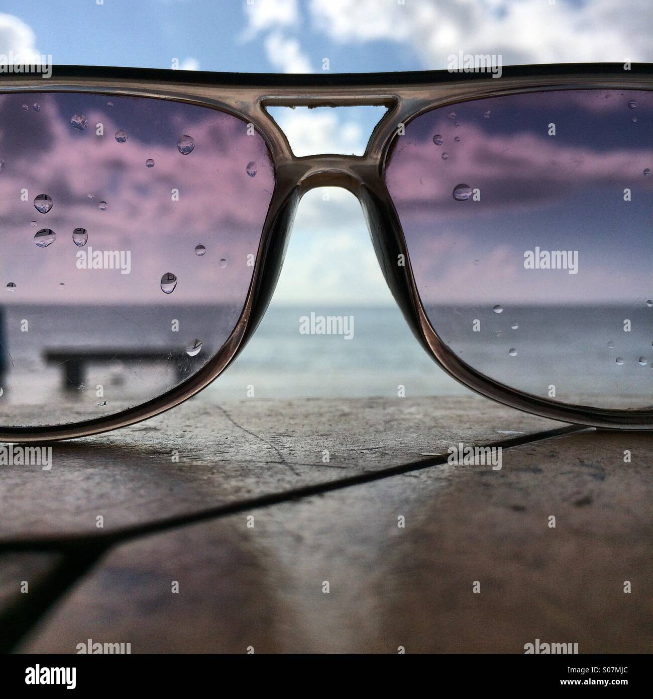 Das Meer durch Regen durchnässt Sonnenbrillen Stockfoto
