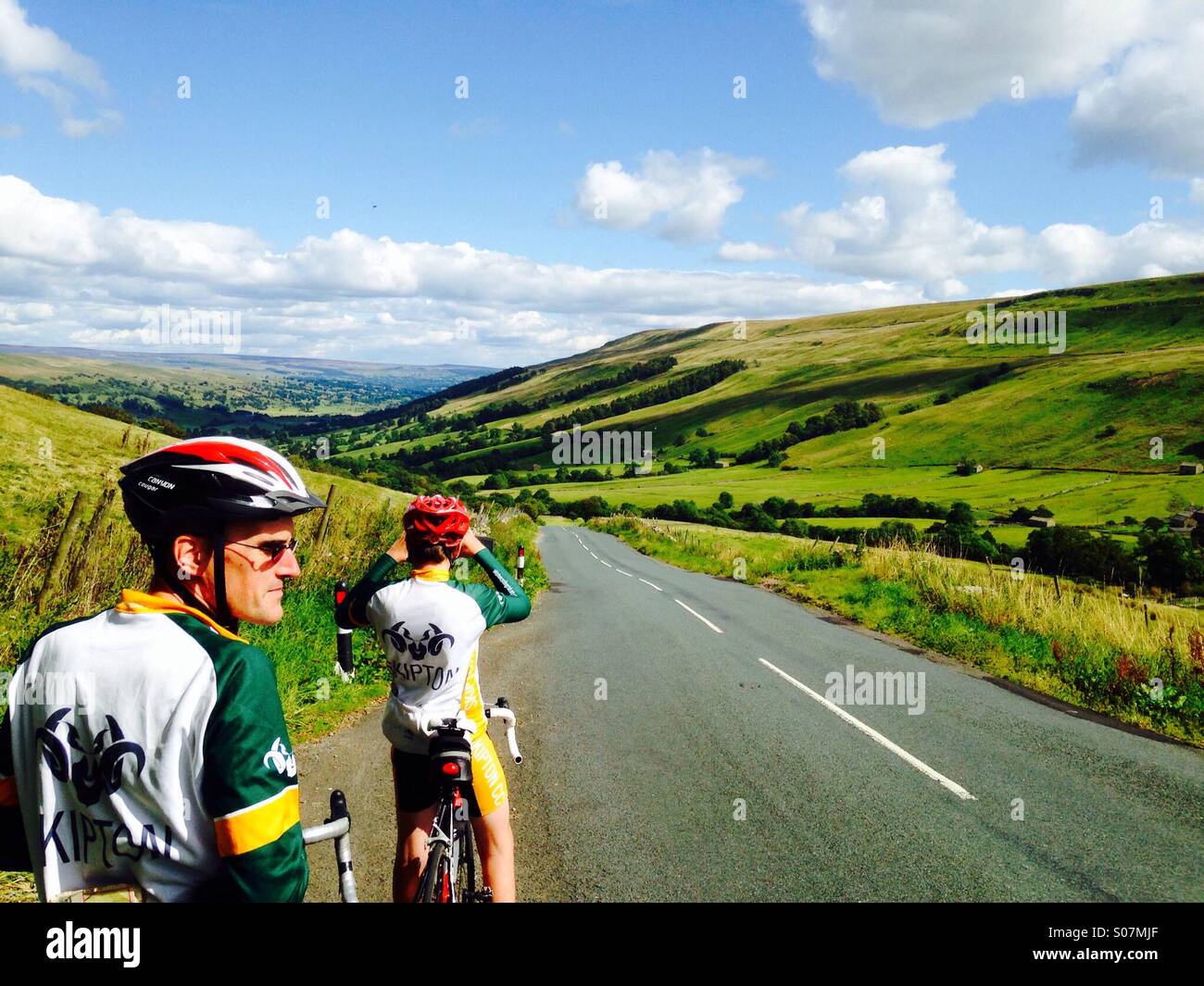 Zwei Radfahrer achten Sie auf die Ansicht in den Yorkshire Dales, Stockfoto