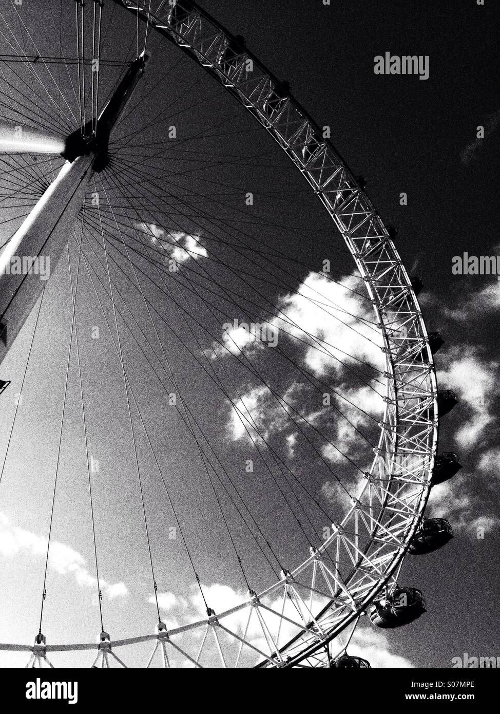 Das London Eye oder das Millennium Wheel am Südufer der Themse London, Großbritannien: Phillip Roberts - Smartphone-aufgenommenes Stockfoto