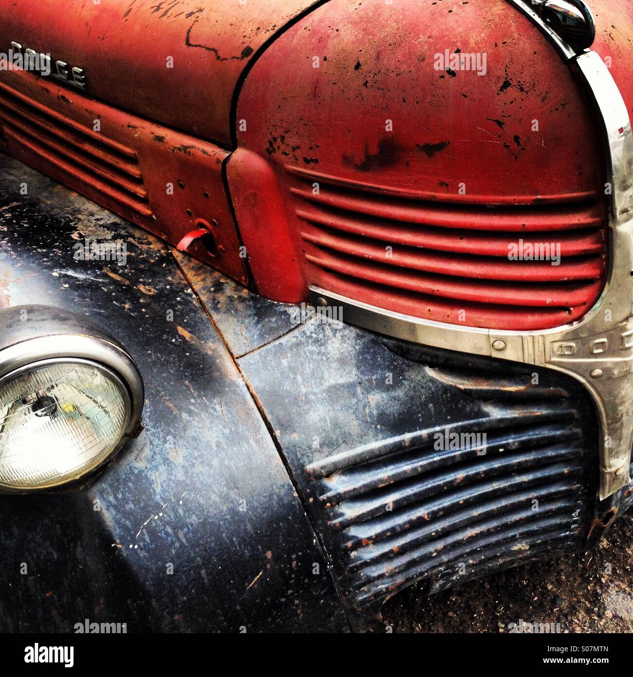 Schwarze und rote Oldtimer Dodge truck Stockfoto