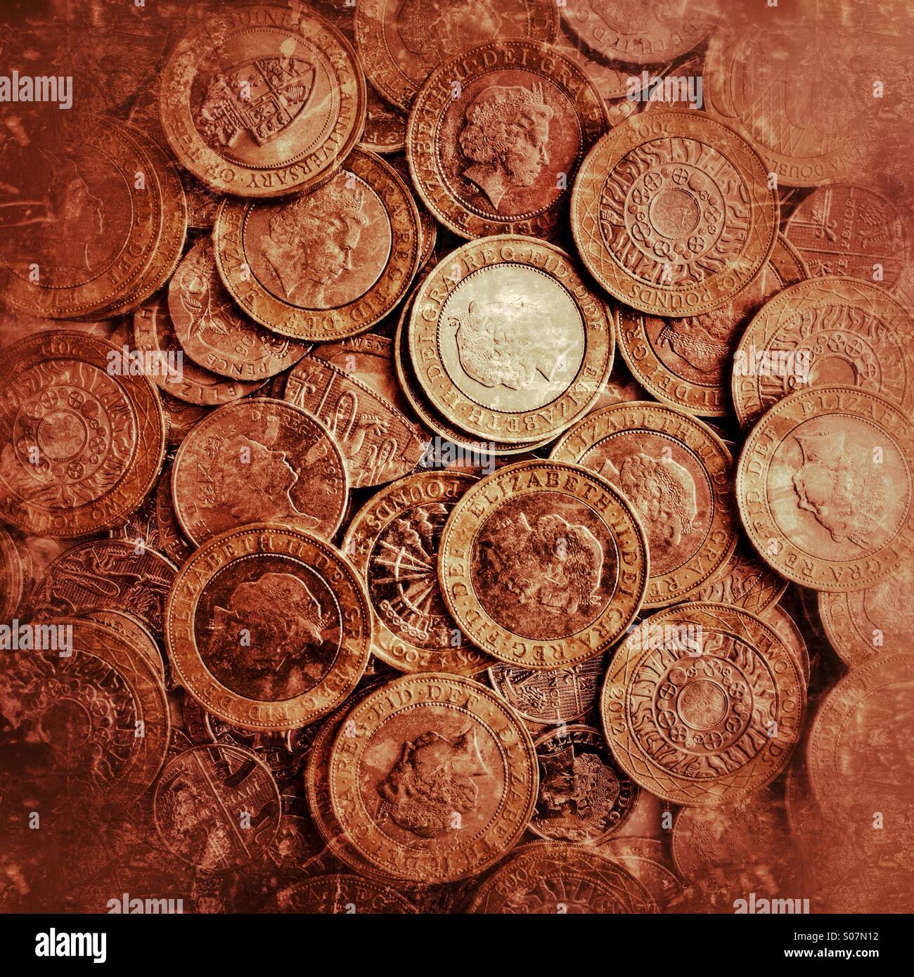 Ein Stash von britischen £2-Münzen - Geldgeld GBP-Währung Geldmünzgeld Hintergrund Stockfoto
