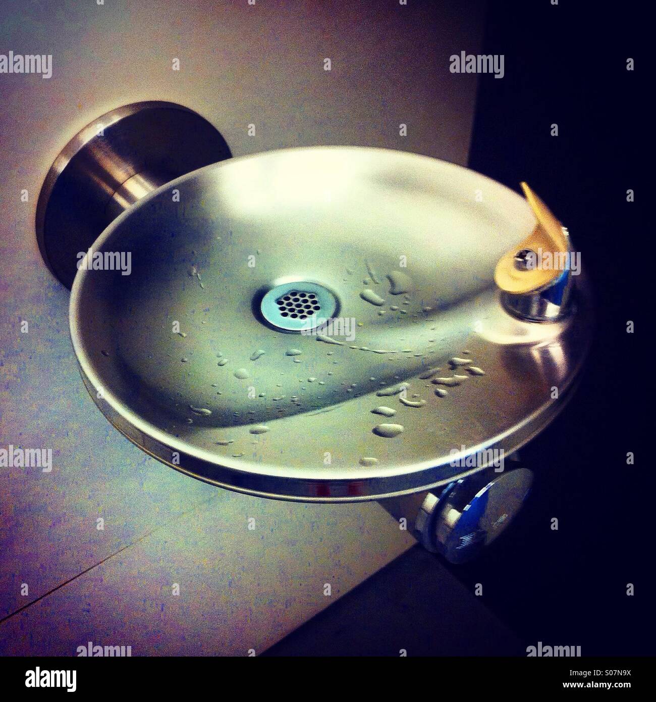 Wasser-Brunnen in Stahl - Smartphone-aufgenommenes Stockfoto