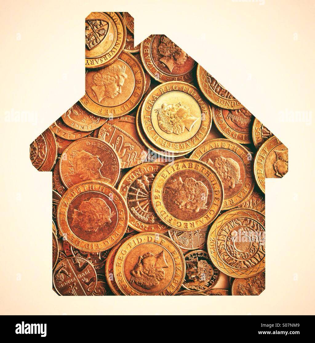 Geld in Form von ein Haus - Geld - Smartphone-aufgenommenes Stockfoto