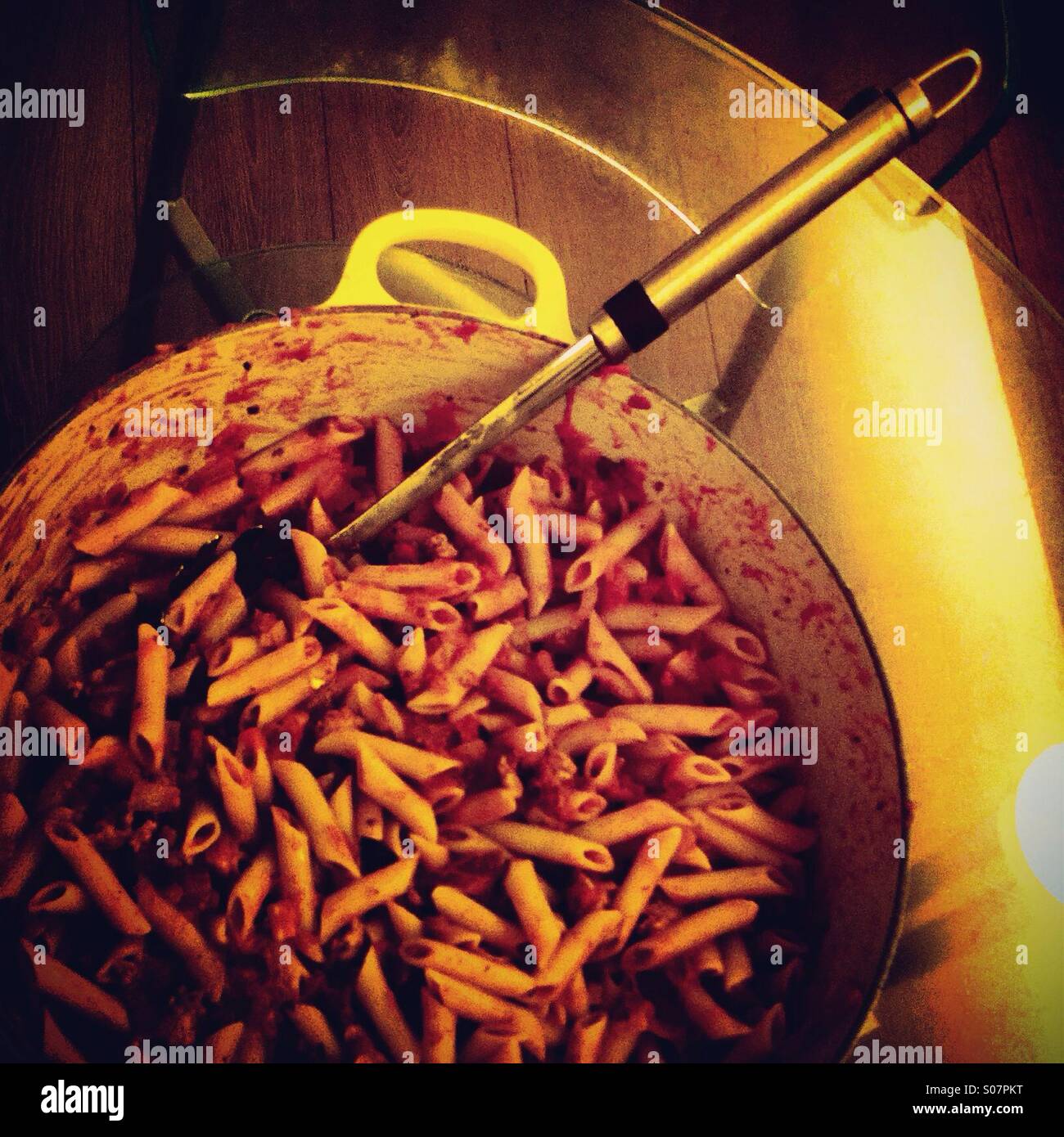 Pasta mit Tomatensauce in einer großen Pfanne Stockfoto