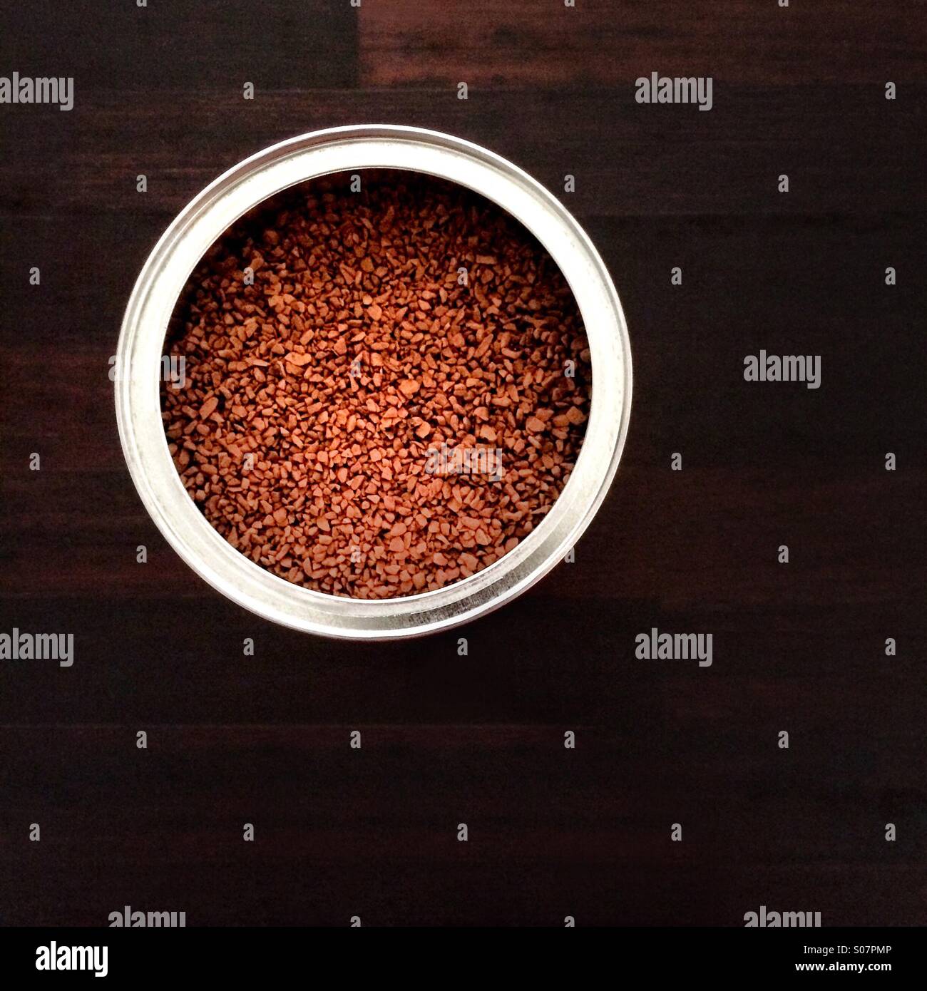 Instant-Kaffee-Granulat in Zinn kann - Smartphone-aufgenommenes Stockfoto