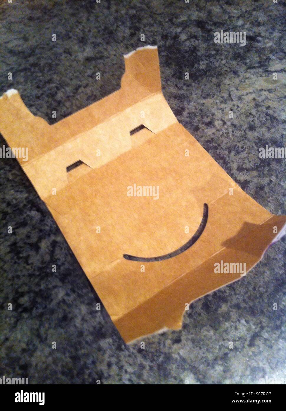 Karton-Verpackung zeigt ein breites Lächeln und kleine, zusammengekniffenen Augen öffneten. Stockfoto
