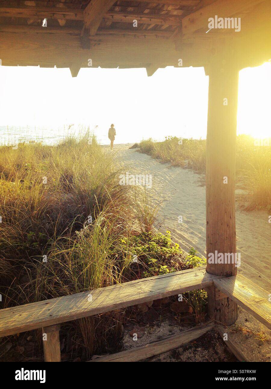 Person zu Fuß in Richtung Meer, Sanibel Island, Florida, USA Stockfoto