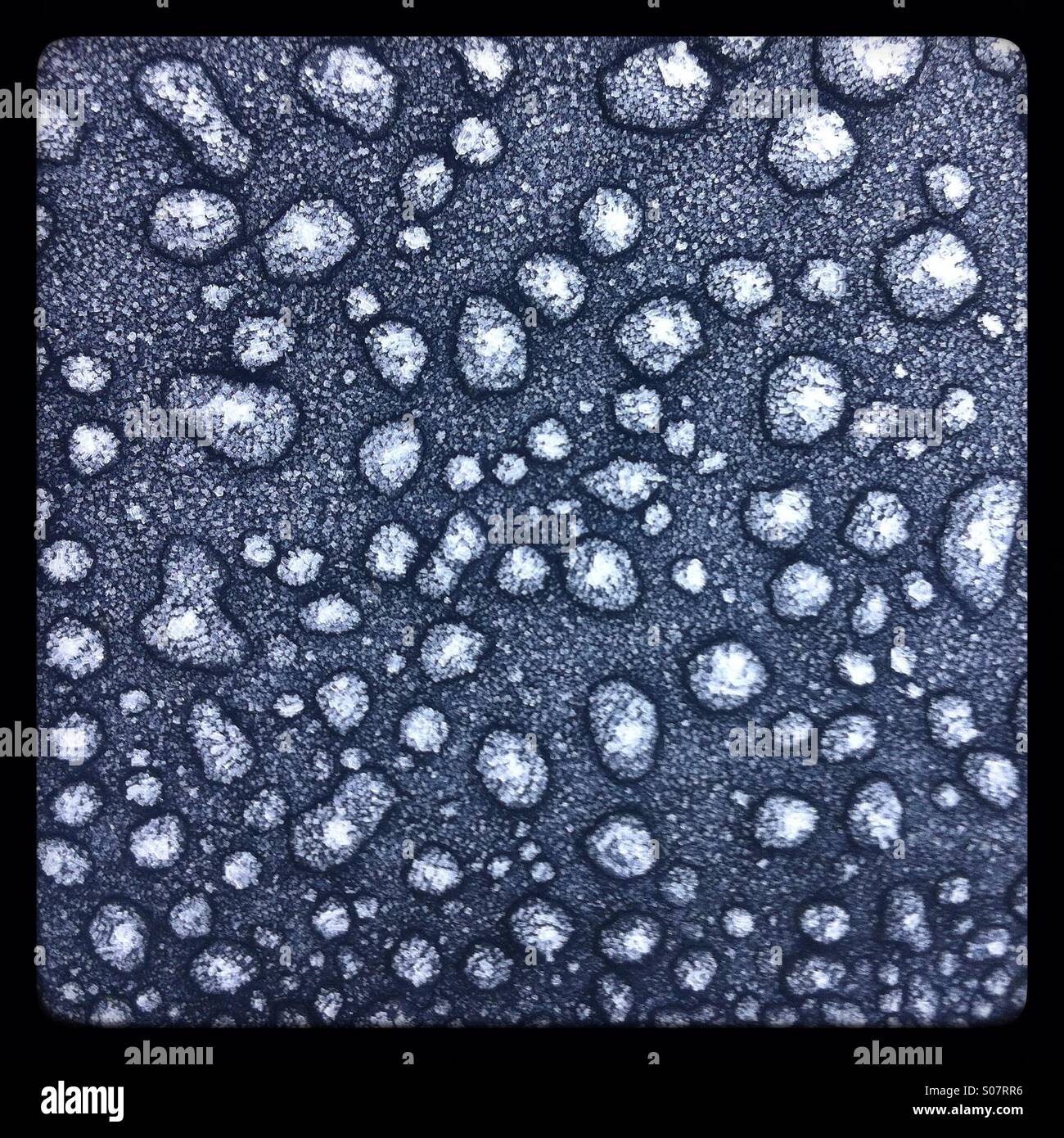 Eiskristalle auf ein Blatt aus Kunststoff - Smartphone-aufgenommenes Stockfoto