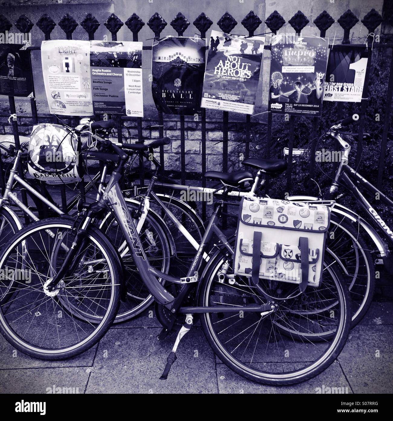 Fahrräder, lehnt sich gegen einen Zaun, Cambridge UK Stockfoto