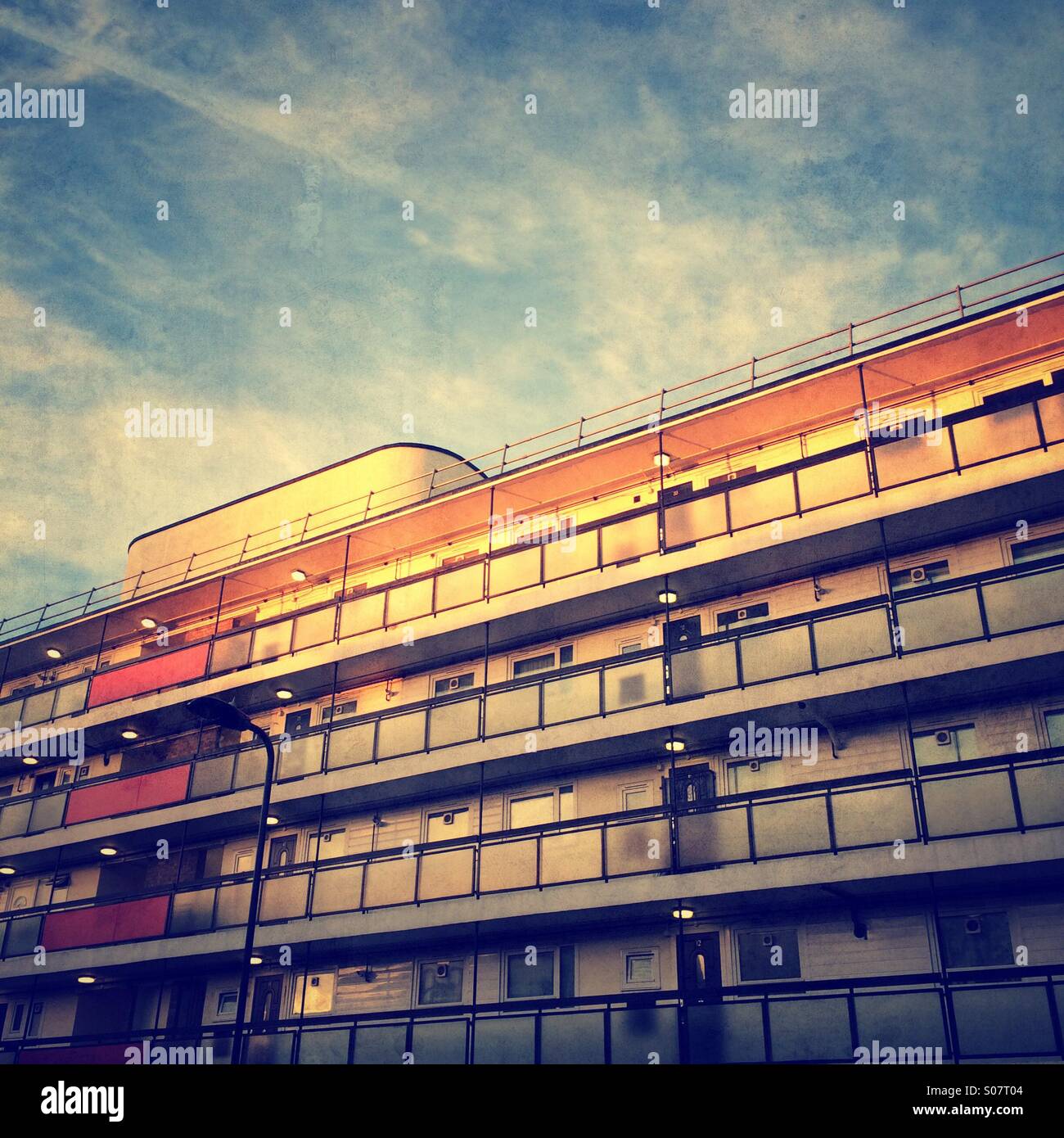 Ein Block von Sozialwohnungen, London - Smartphone-aufgenommenes Stockfoto