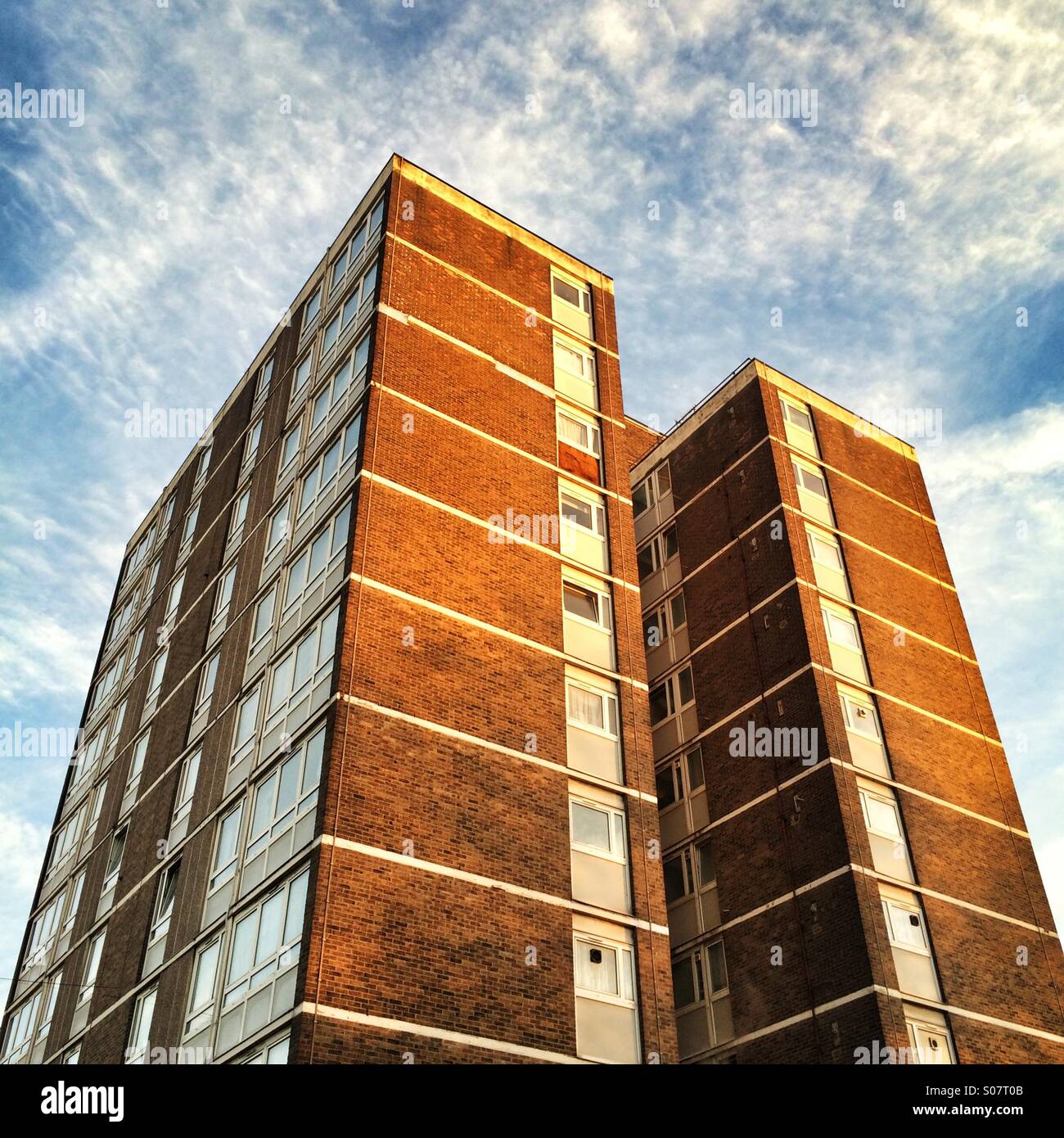 Ein Hochhaus in Hoxton, London gebadet im Morgenlicht. - Smartphone-aufgenommenes Stockfoto
