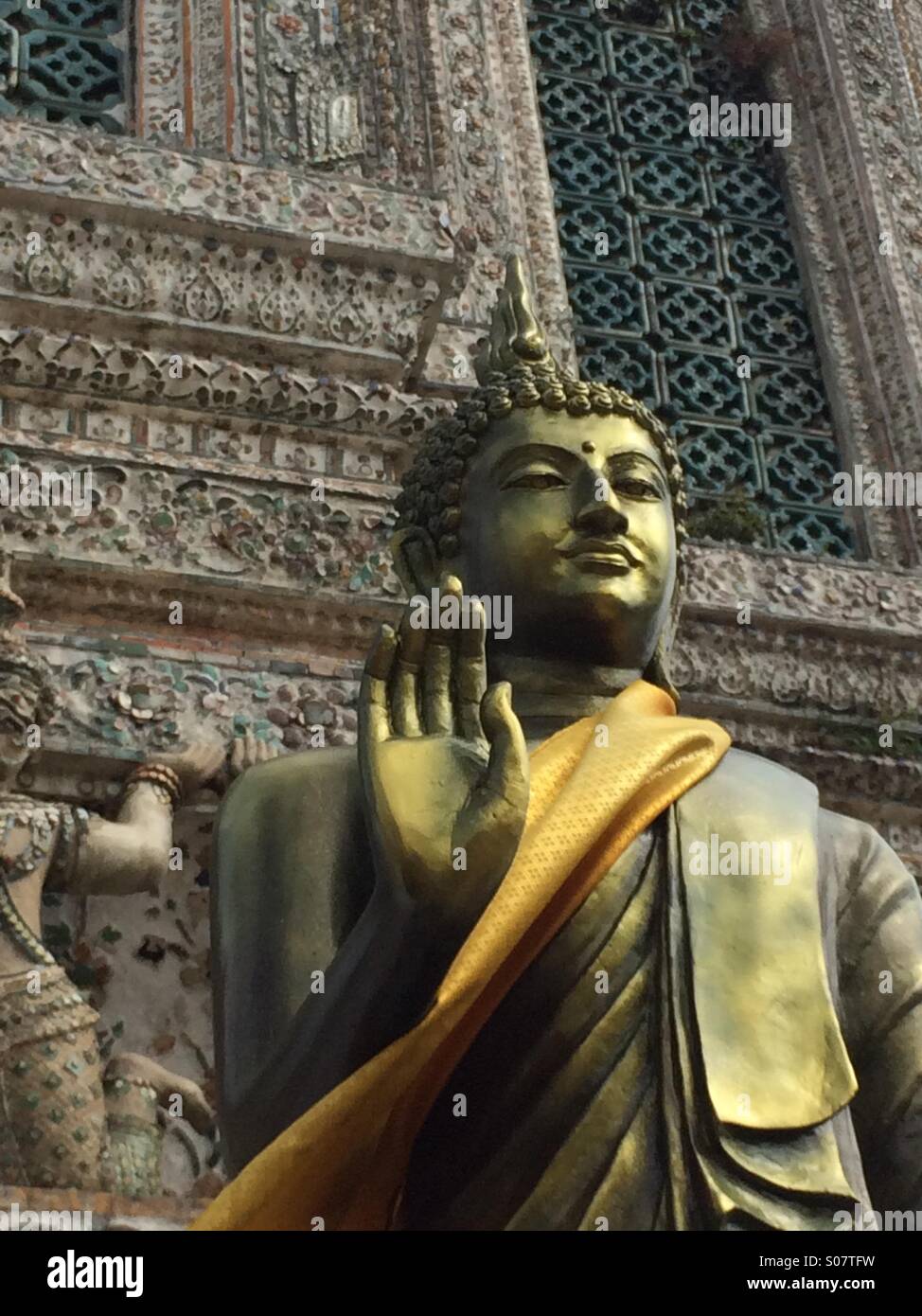 Stehenden Buddha, Wat Arun, Bangkok, Thailand. Stockfoto