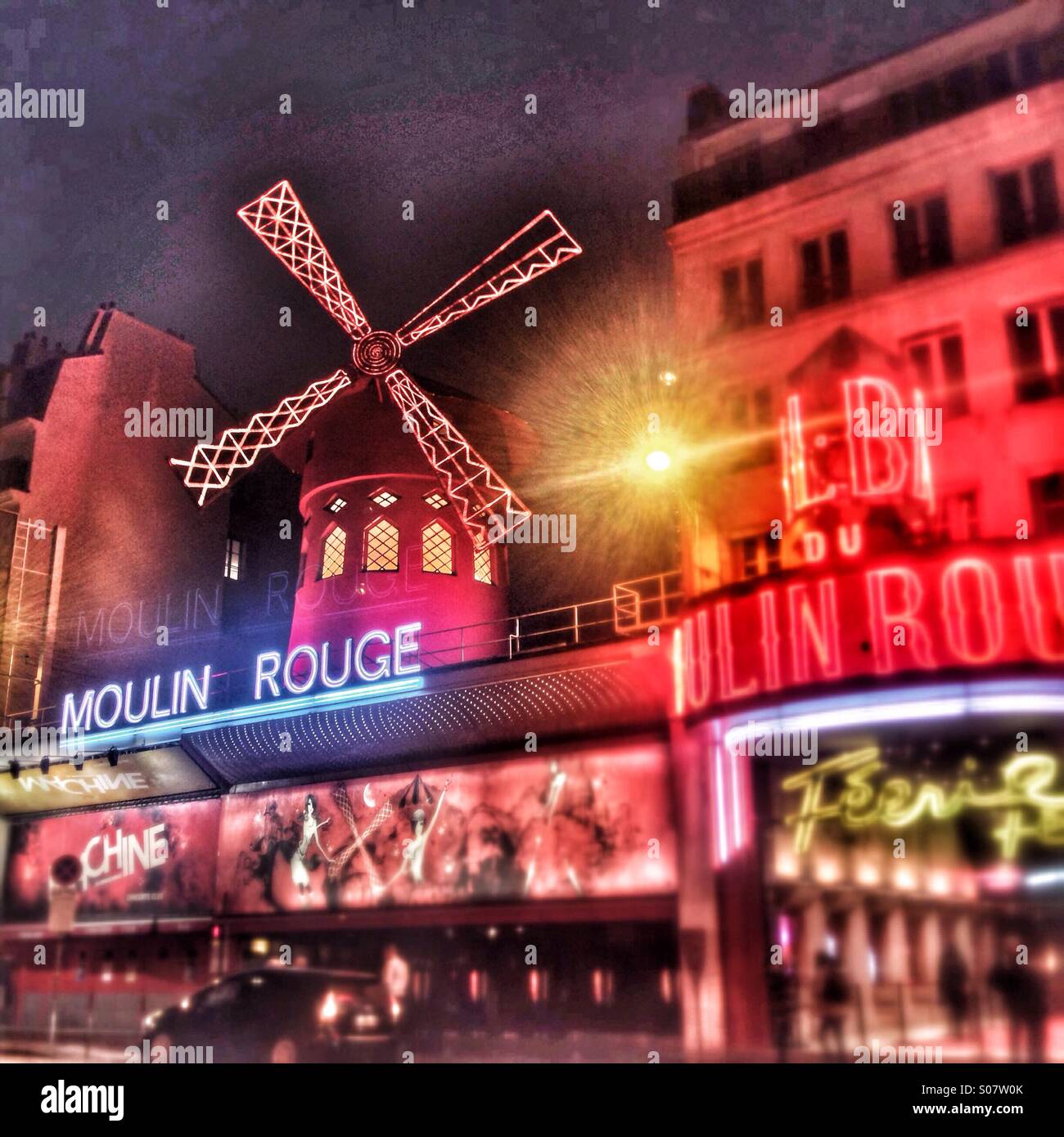 Das Moulin Rouge in Paris Frankreich. - Smartphone-aufgenommenes Stockfoto