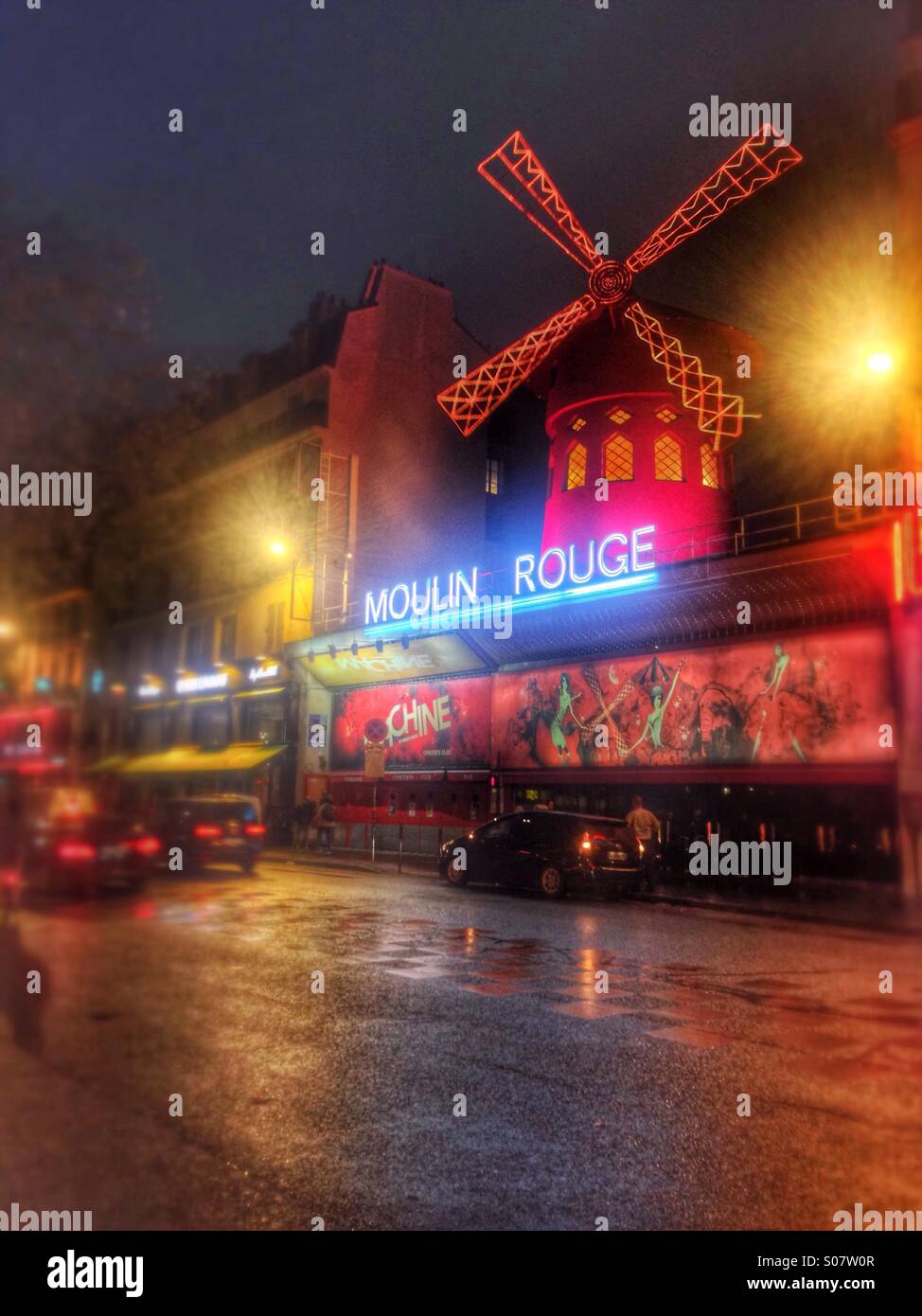 Das Moulin Rouge in Paris, Frankreich. - Smartphone-aufgenommenes Stockfoto