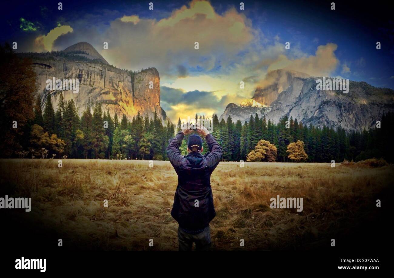 Menschen nehmen Foto im Yosemite Nationalpark, Kalifornien - Smartphone-aufgenommenes Stockfoto