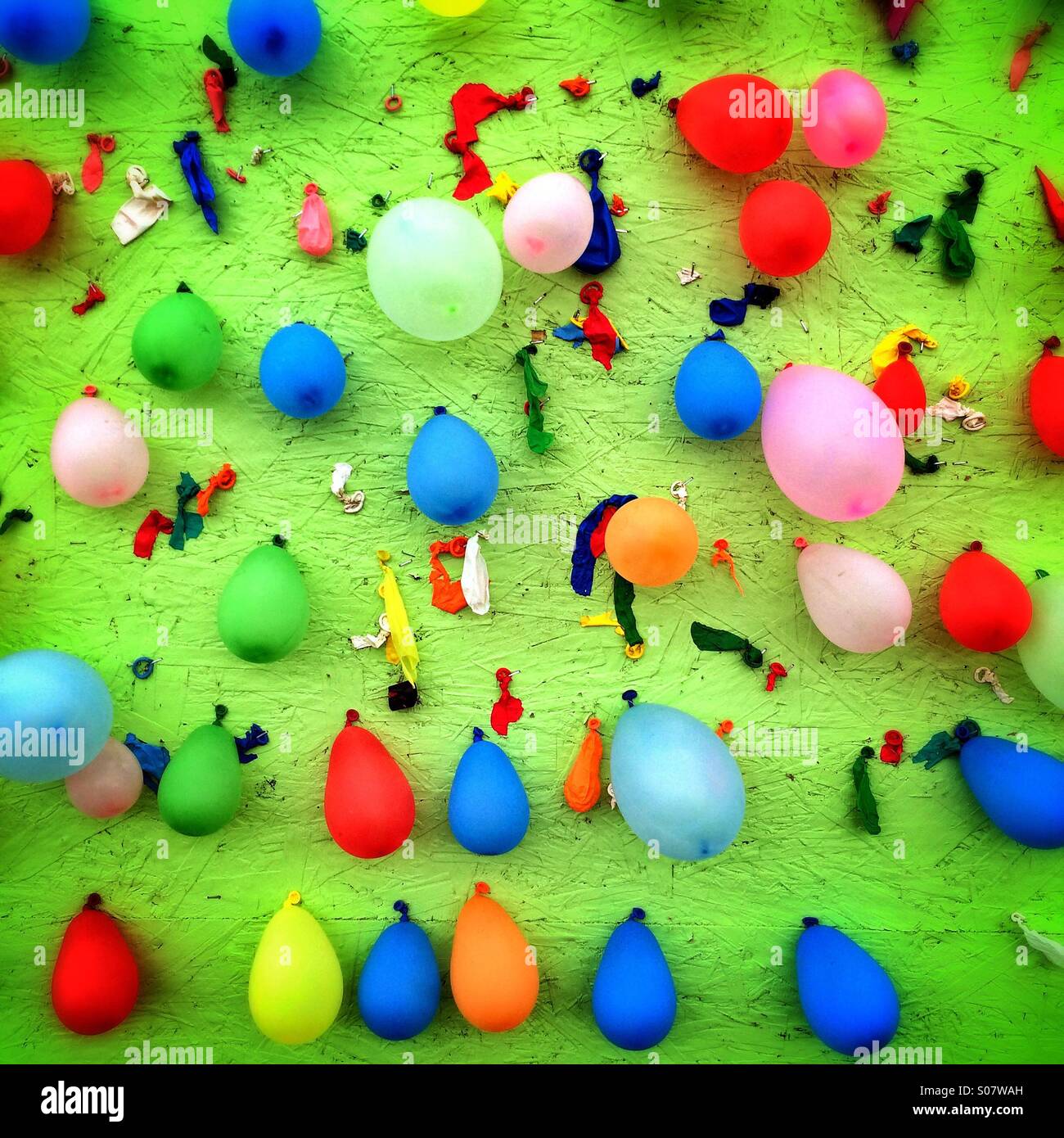 Luftballons machen eine bunte Aussage auf einem Jahrmarkt. Stockfoto