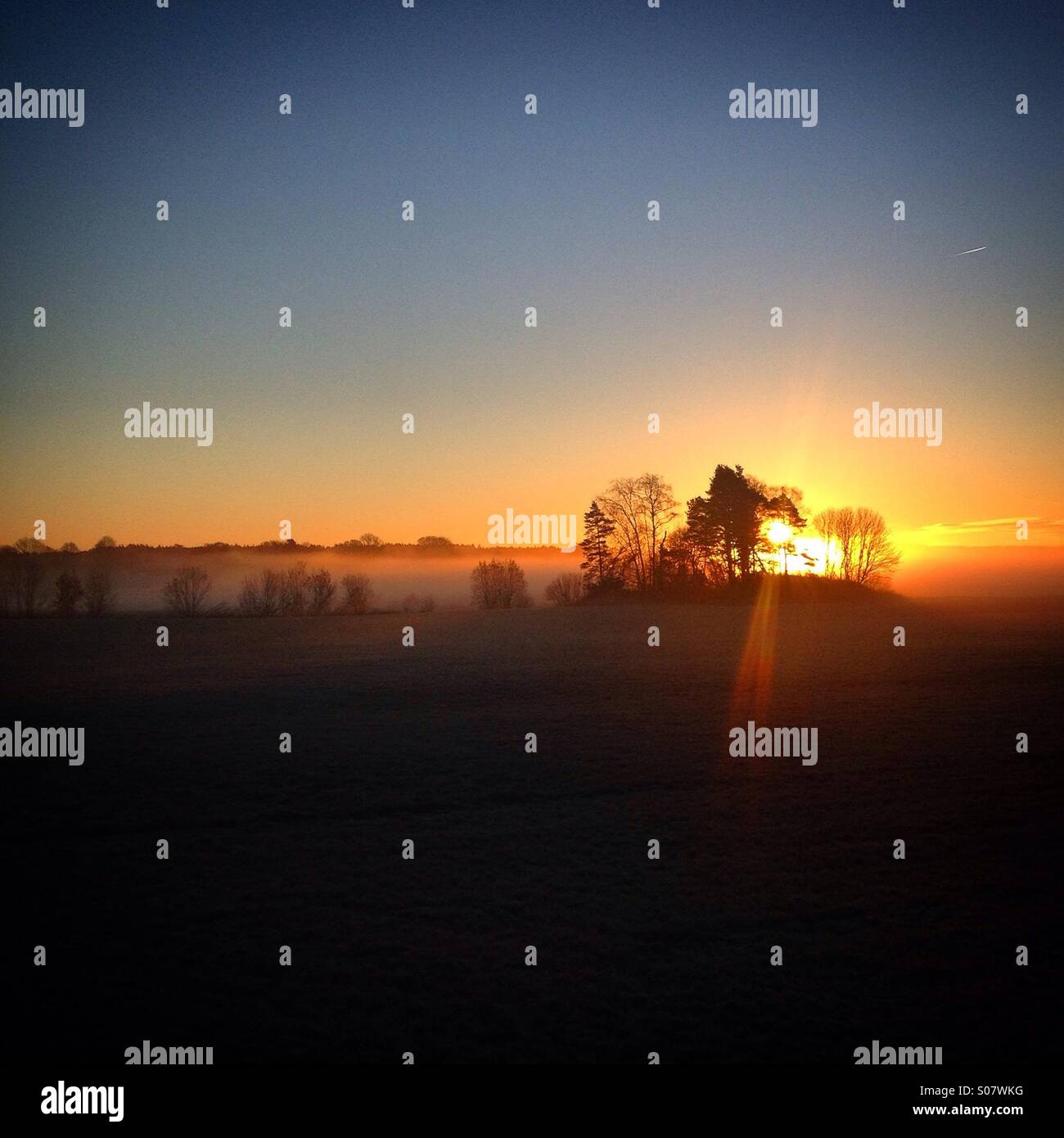 Sonnenaufgang über dem Meer Morgennebel in den Schären von Åland in der Ostsee zwischen Finnland und Schweden - Smartphone-aufgenommenes Stockfoto