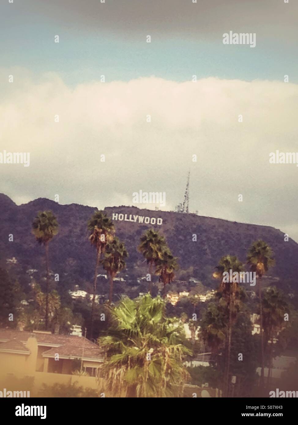 Hollywood-Schild aus der Ferne gesehen. Stockfoto