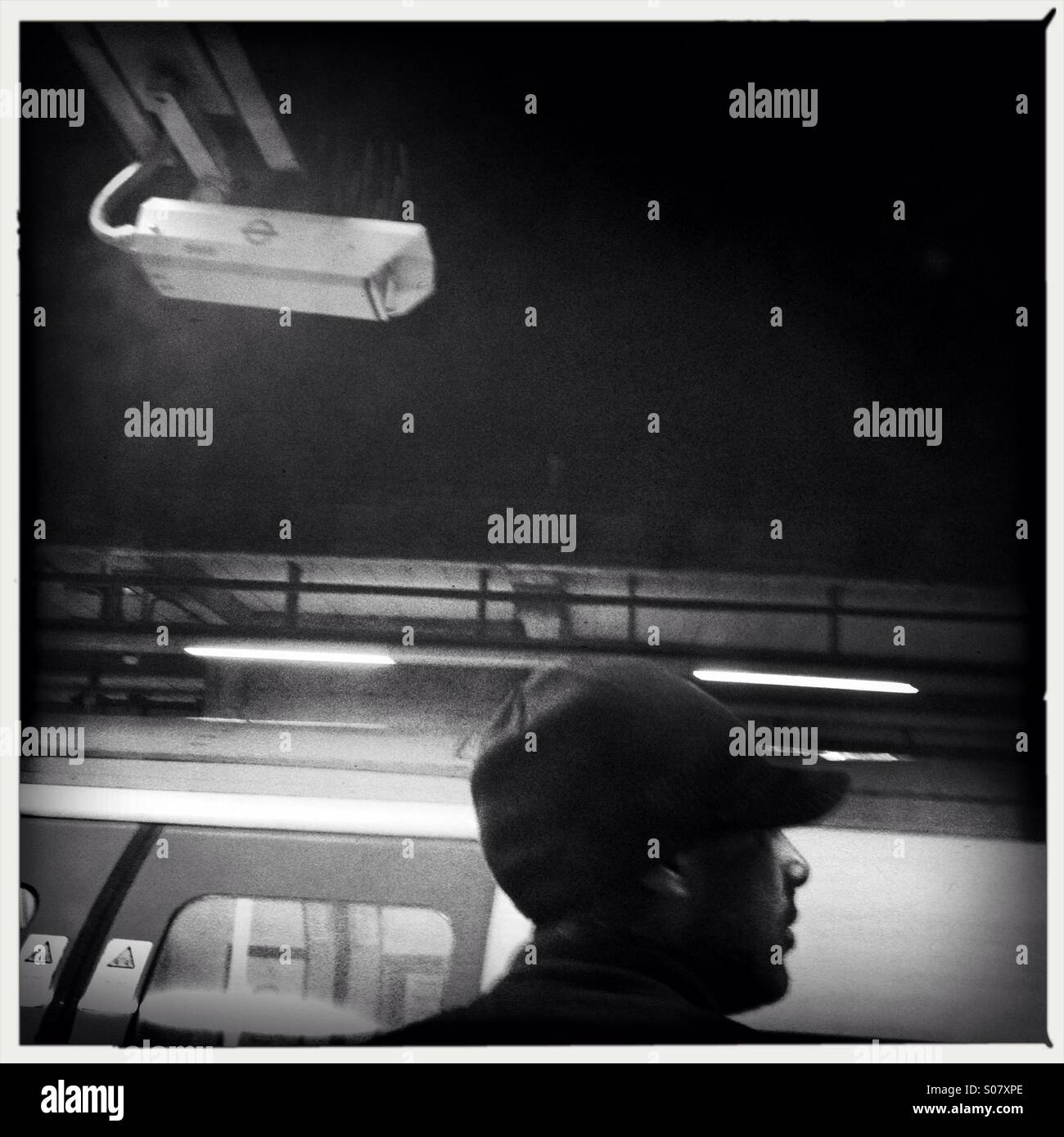 U-Bahnstation, CCTV-Kamera - Smartphone-aufgenommenes Stockfoto