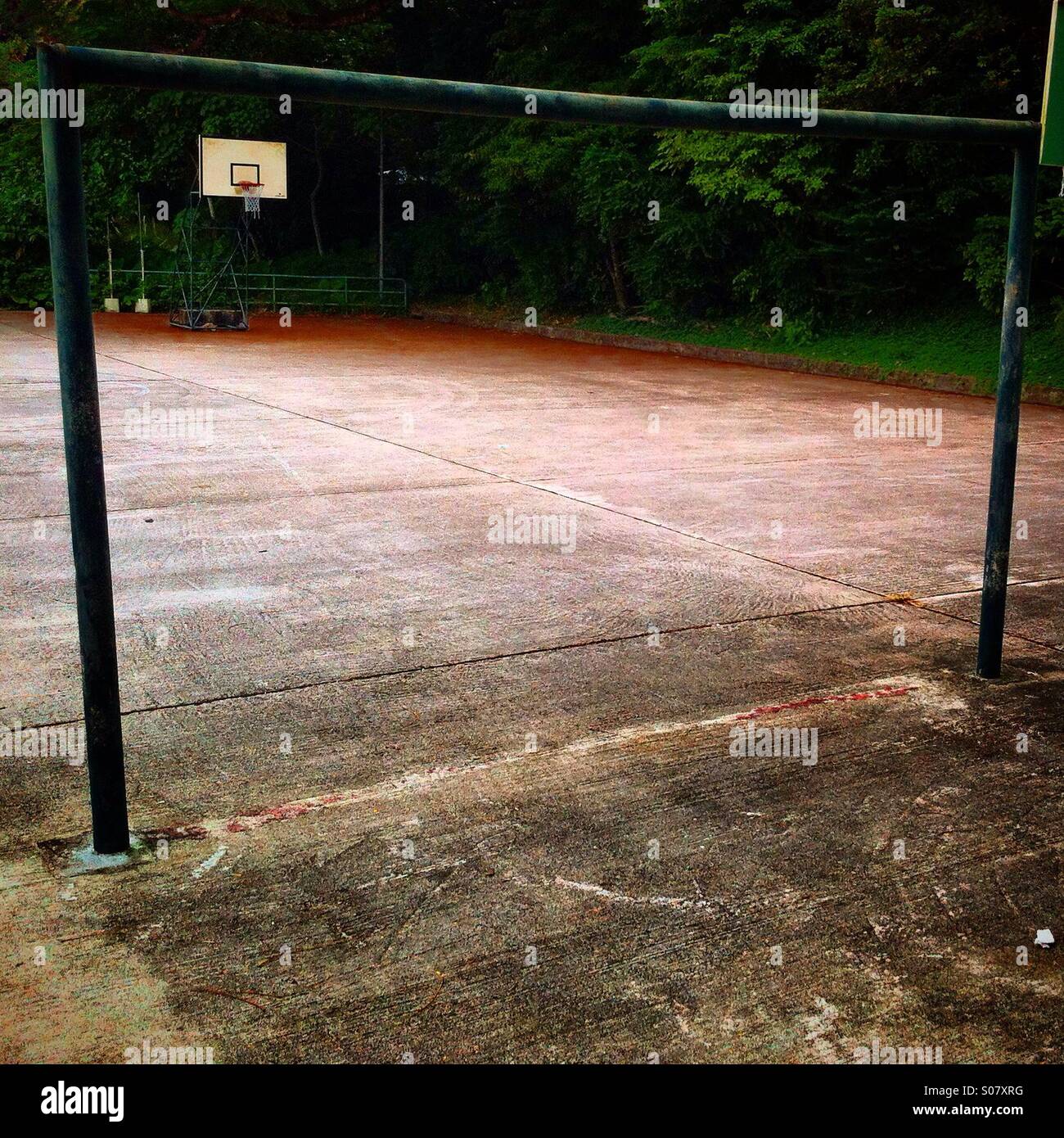 Leere Tor Käfig ein Outdoor-Spielplatz - Smartphone-aufgenommenes Stockfoto