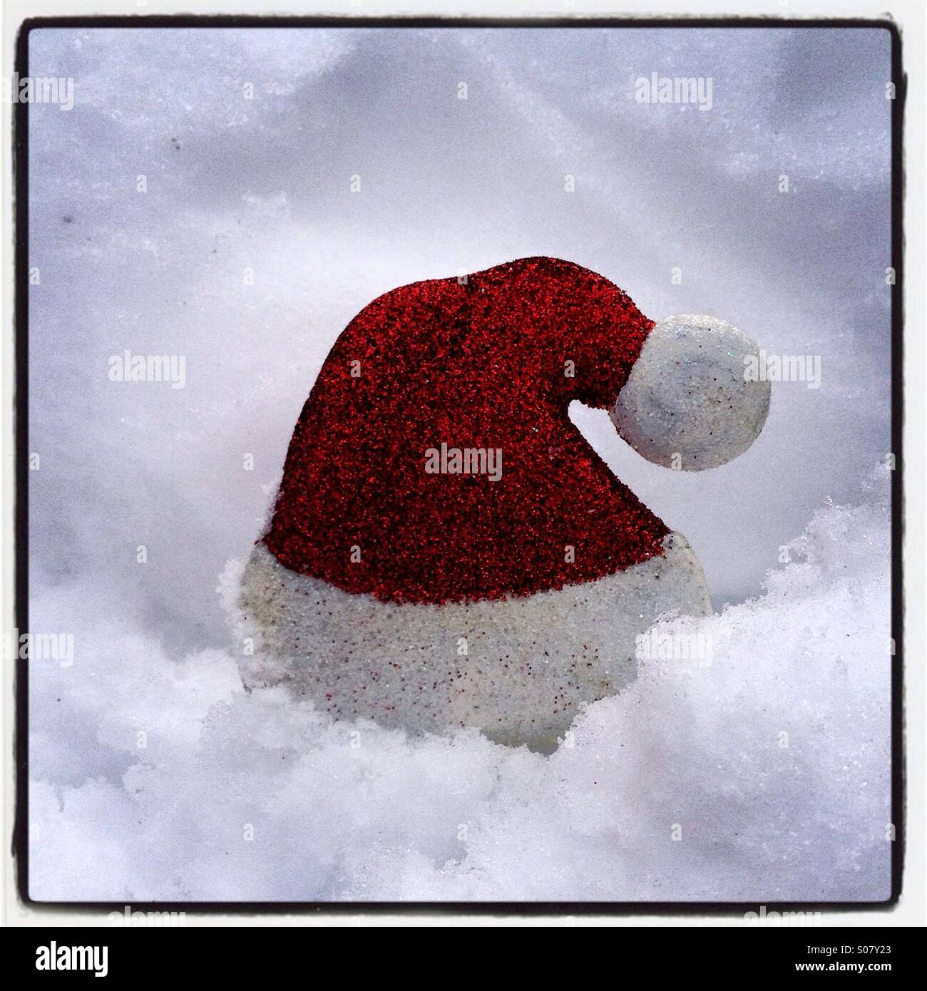 Weihnachtsmütze im Schnee Stockfoto