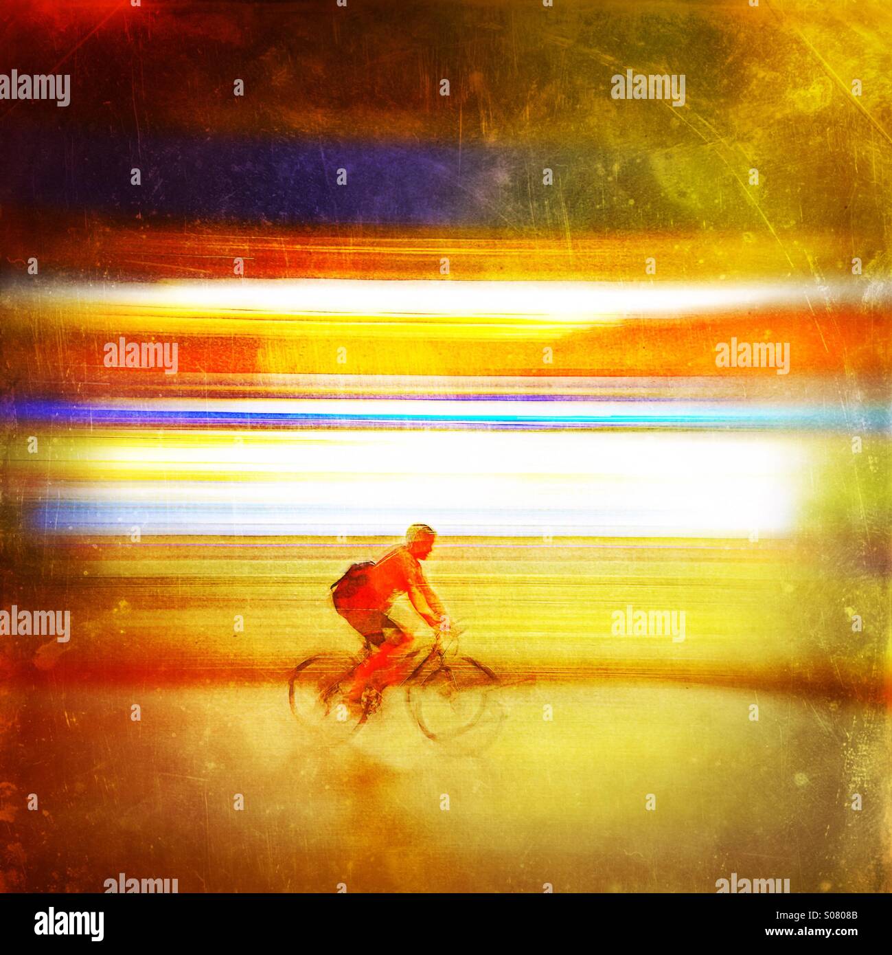 City Radfahrer pendeln nach Hause zwischen den hellen City Lichter - Nachtstadt Radfahrer verschwimmen Bewegung - Smartphone-aufgenommenes Stockfoto