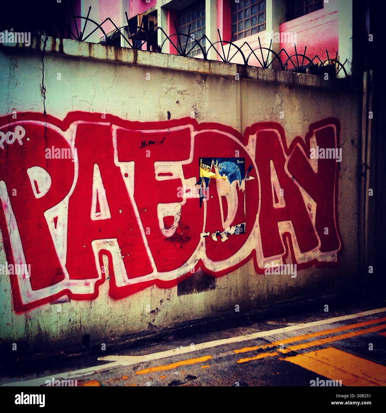 Rot Graffiti an der Wand auf der Straße Stockfoto