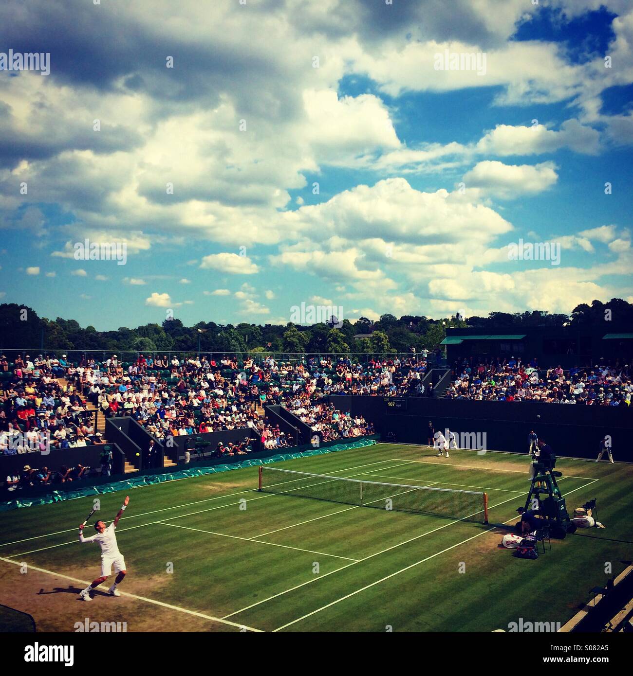 Kroatiens Milos Raonic dient dazu, Kei Nishikori Japans in der vierten Runde in Wimbledon am 1. Juli 2014. Stockfoto