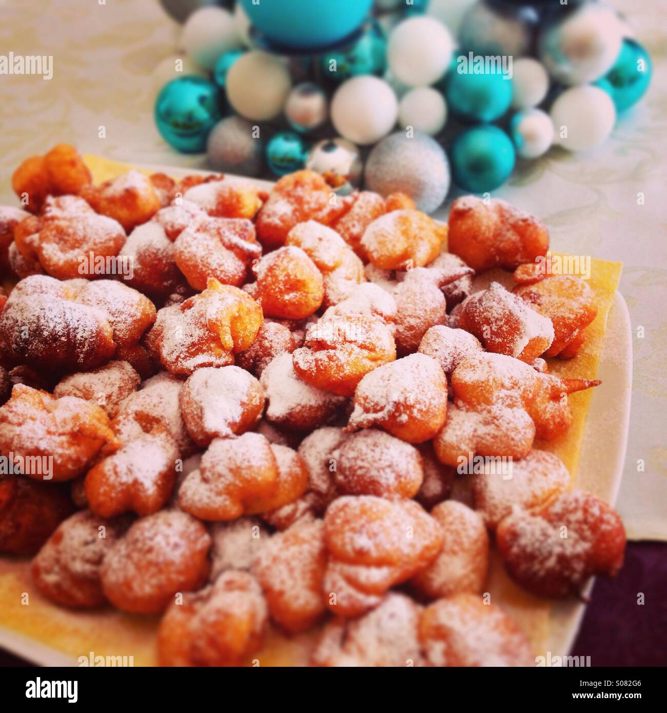 Pfannkuchen mit Zucker auf Tisch Stockfoto