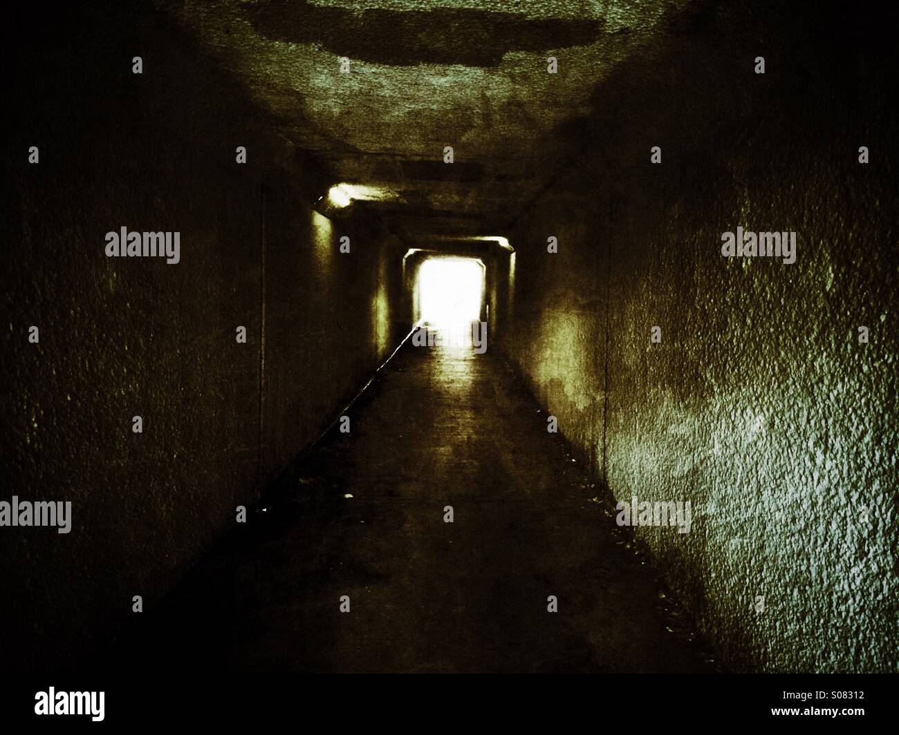 Licht am Ende des Tunnels - Smartphone-aufgenommenes Stockfoto