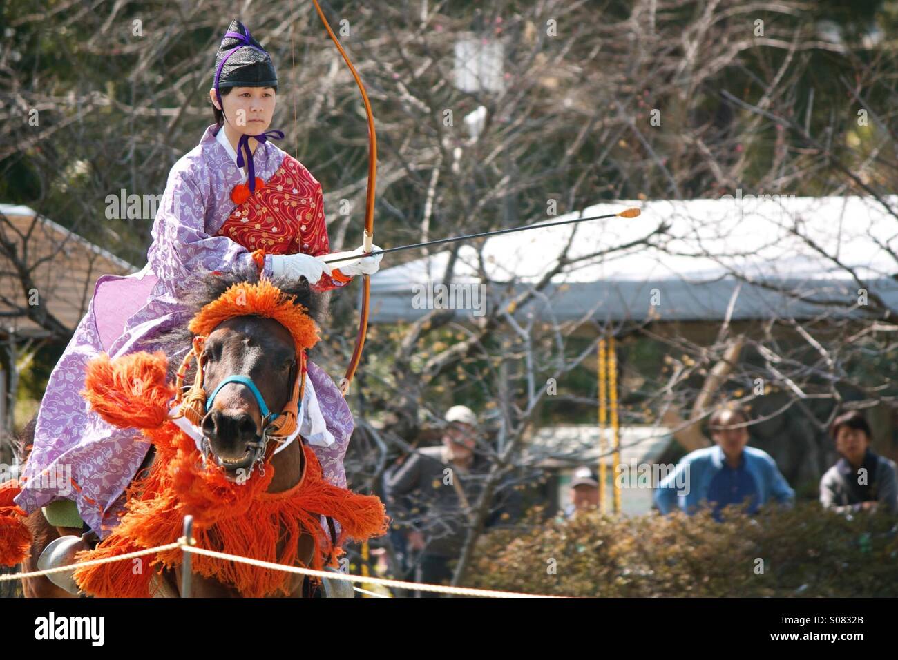 Japanischen Bogenschützen auf einem Pferd. Stockfoto