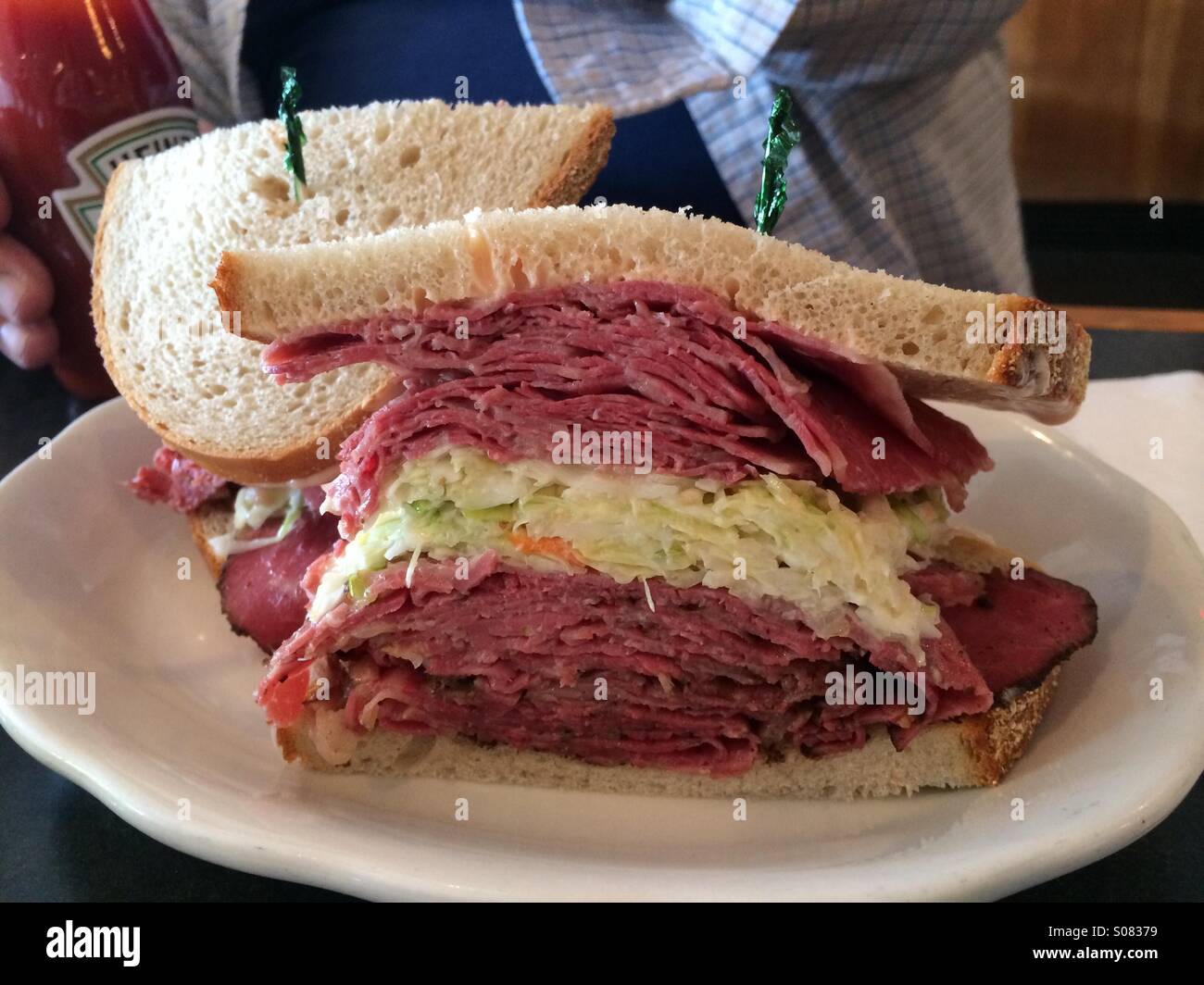 Ein "schlampig" corned Beef und Pastrami auf Roggen. Stockfoto