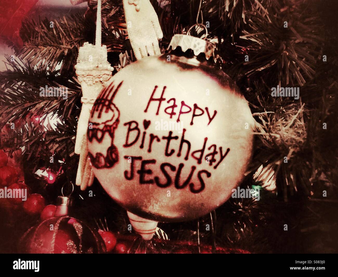 Happy Birthday Jesus Ornament auf einem Weihnachtsbaum Stockfoto
