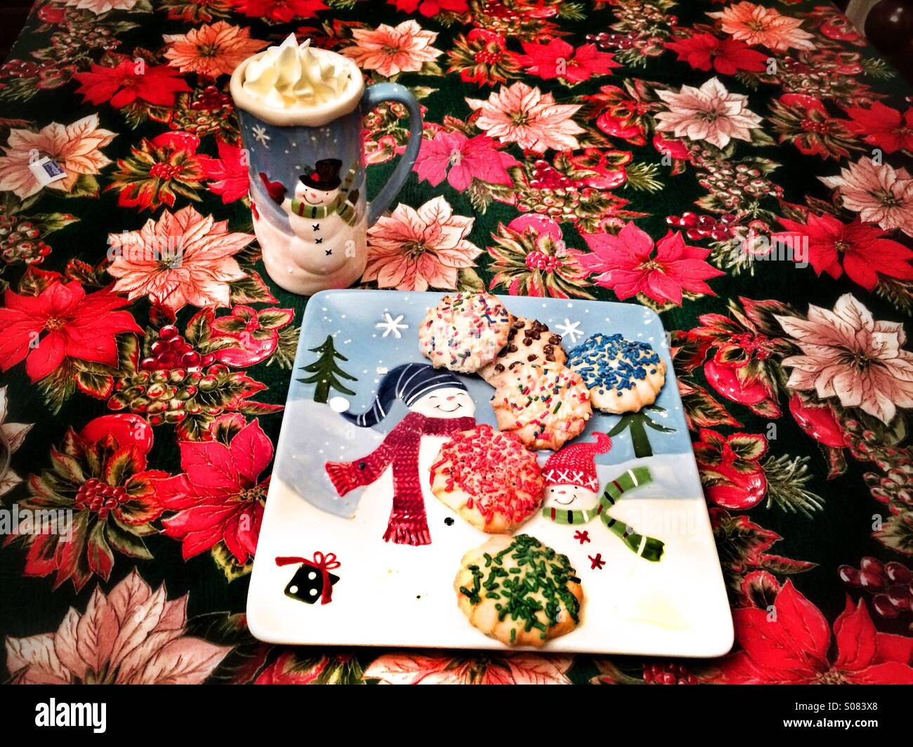 Cookies und heißer Kakao mit Schlagsahne Links für den Weihnachtsmann am Heiligabend Stockfoto