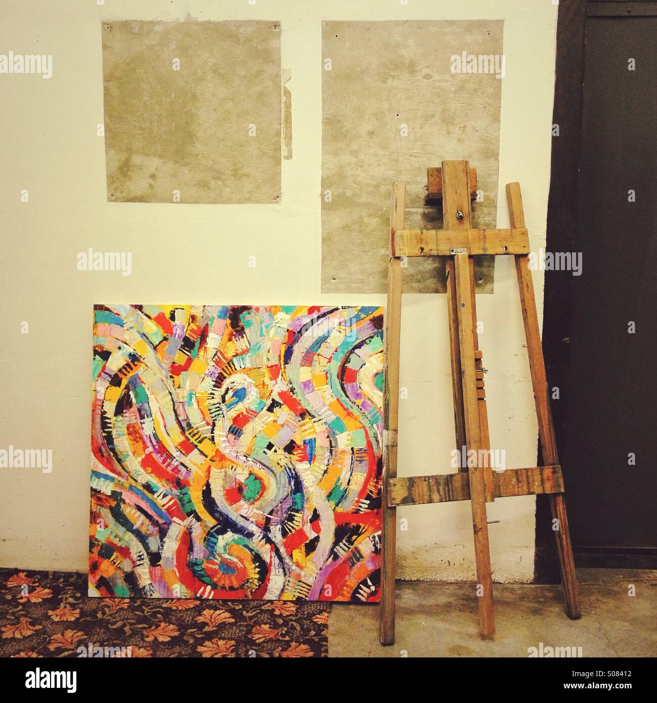 Abstrakte Malerei und Staffelei in eine Ladezone mit dem Aufzug erreichbar. Stockfoto