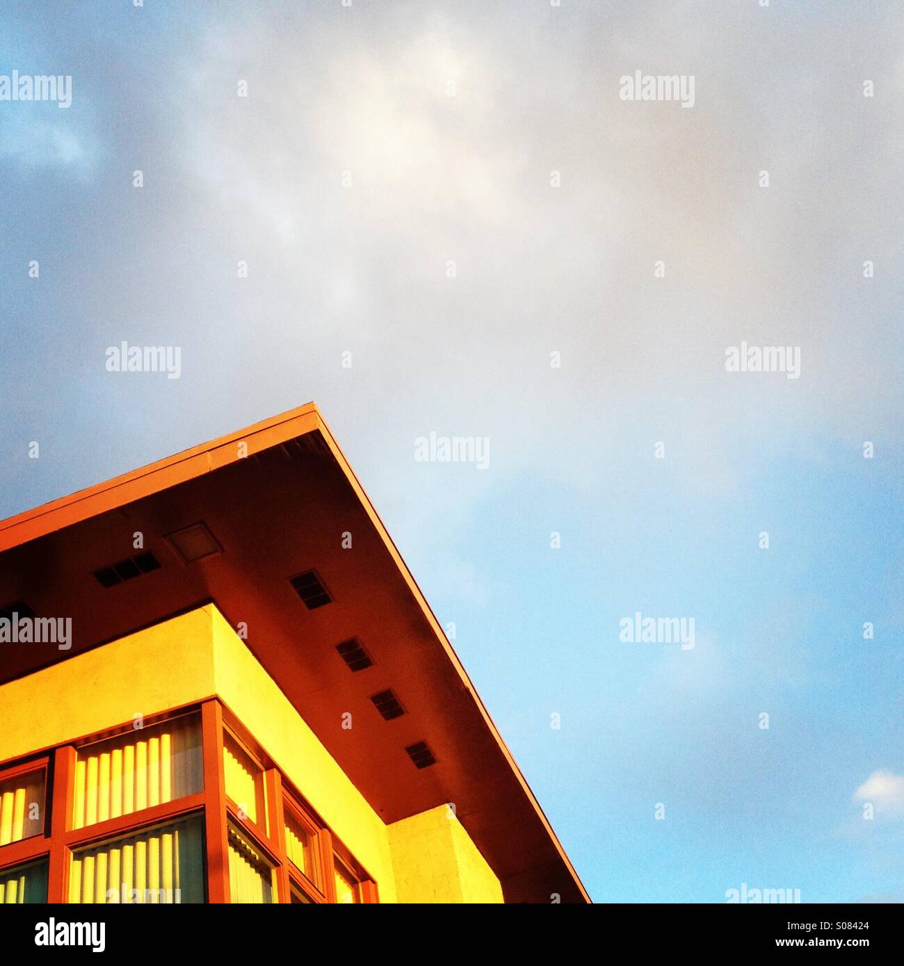 Spitzen Ecke des Daches von einem gelben Haus der Gegenwart. Stockfoto