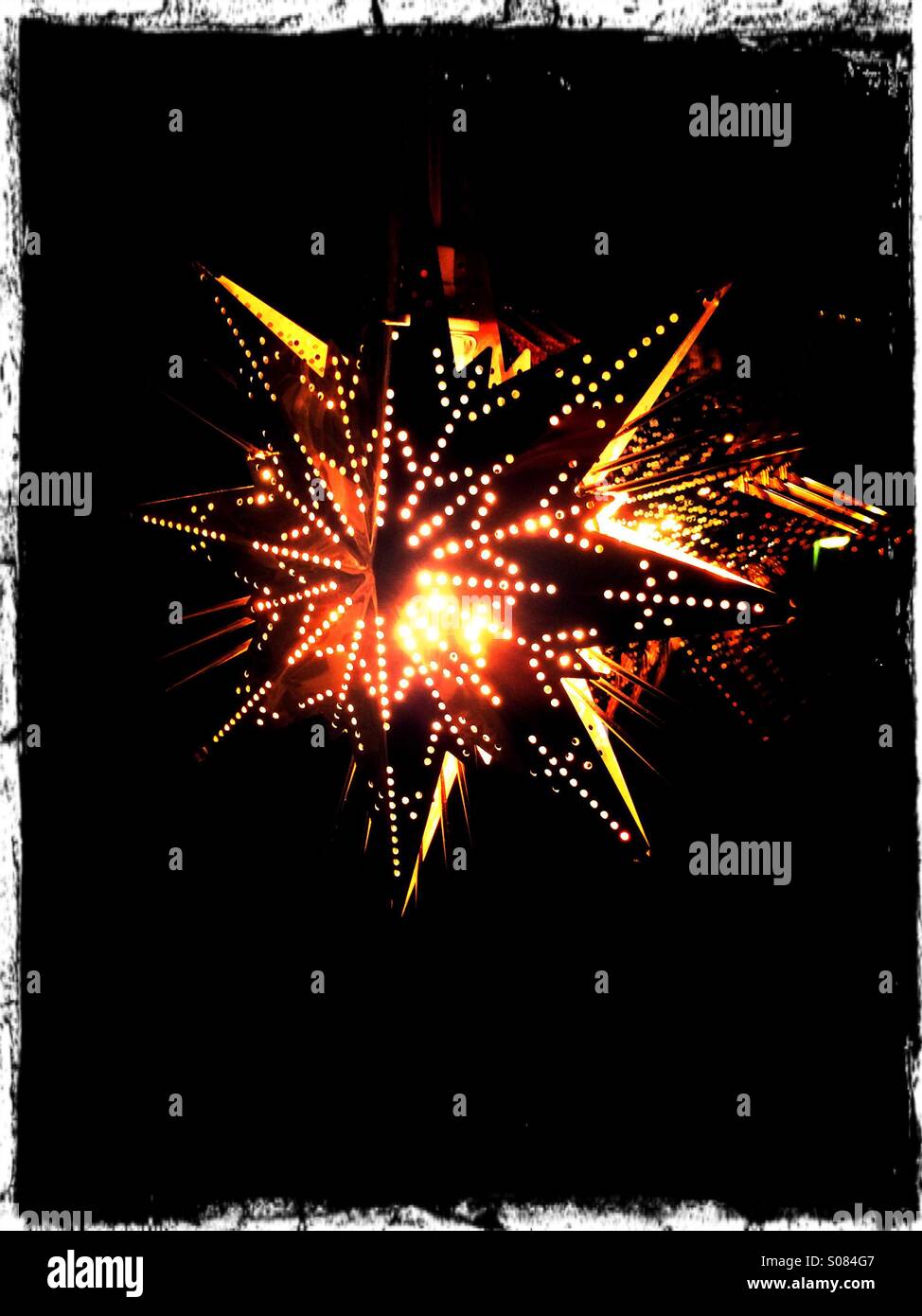 Beleuchtete Nacht Sterne als Weihnachtsdekoration in einem Fenster hängen. Stockfoto