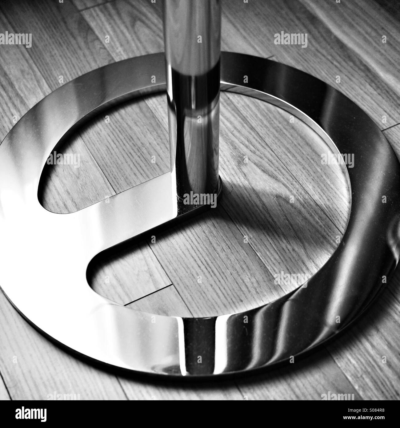 Peace-Zeichen unter Tisch - Smartphone-aufgenommenes Stockfoto