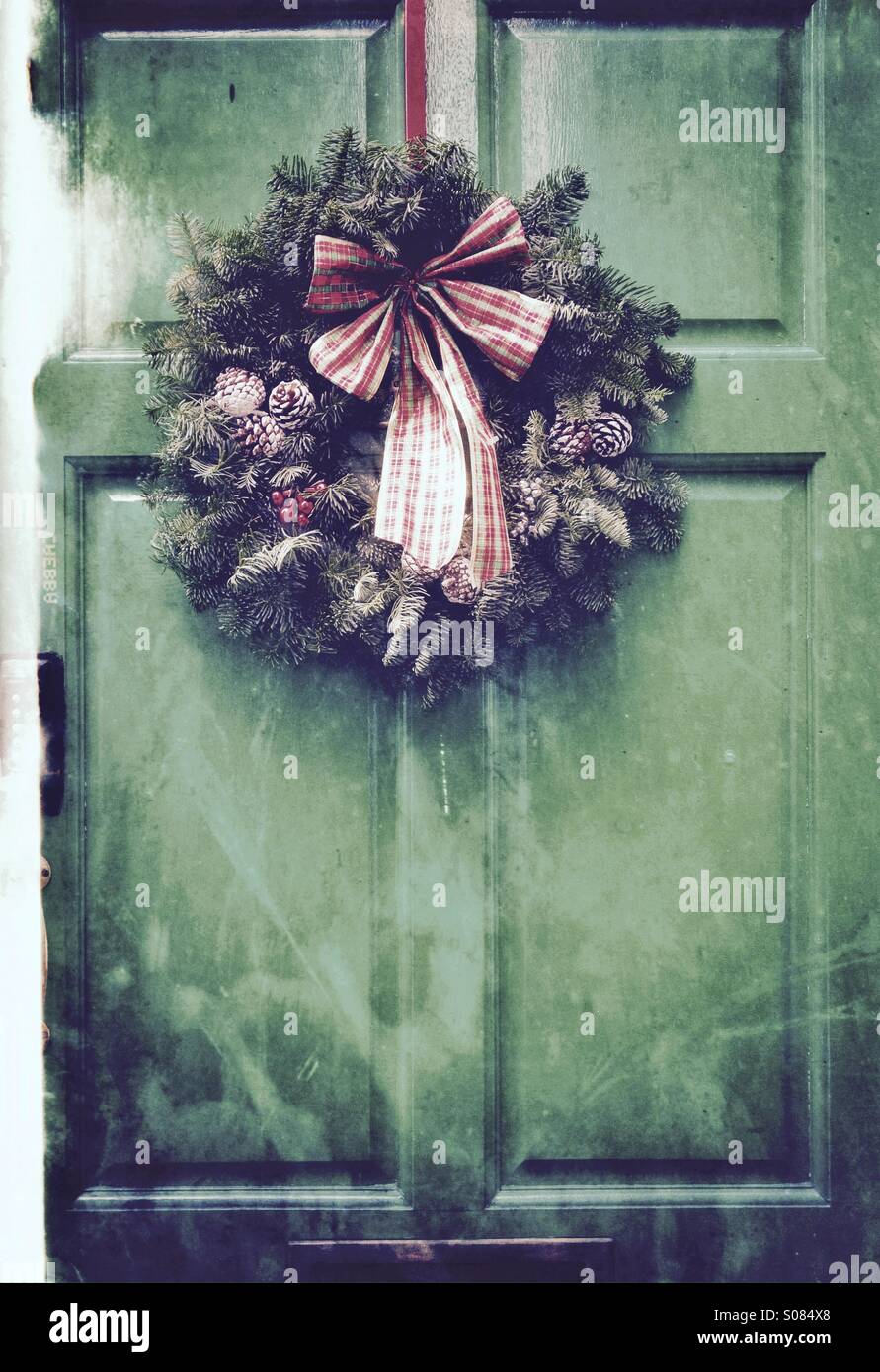 Weihnachten Tür - ein Weihnachtskranz an einer grünen Tür Stockfoto