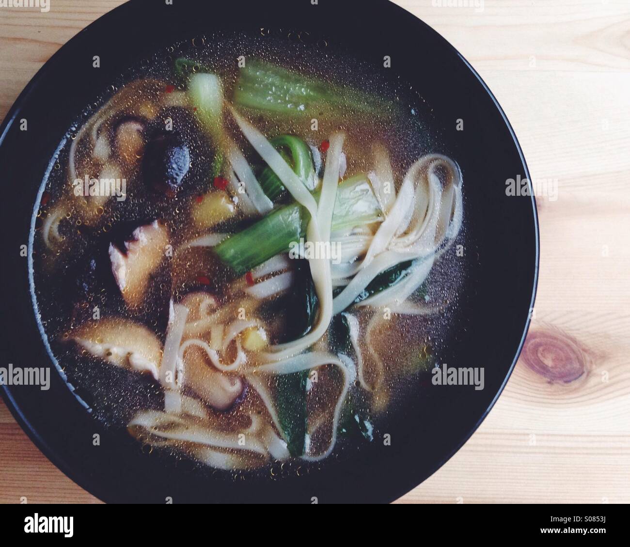 Shiitake-Pilze und Bok Choi Suppe Stockfoto