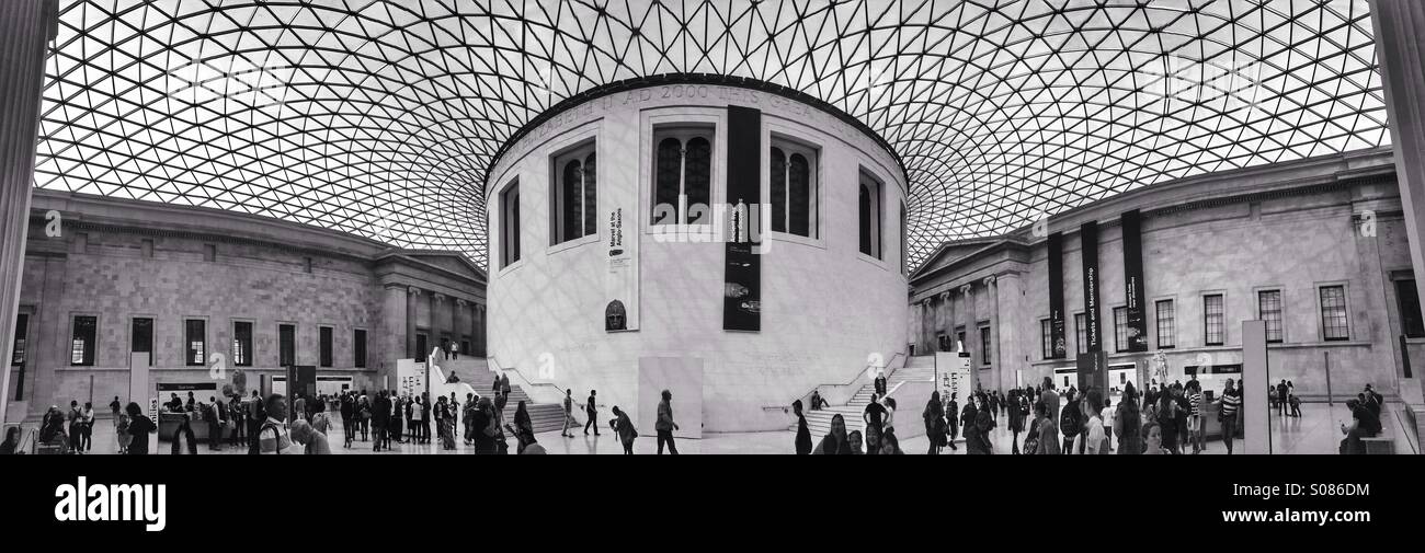 Schwarz / weiß-Panorama-Foto von der Great Court des British Museum, London, England. Stockfoto