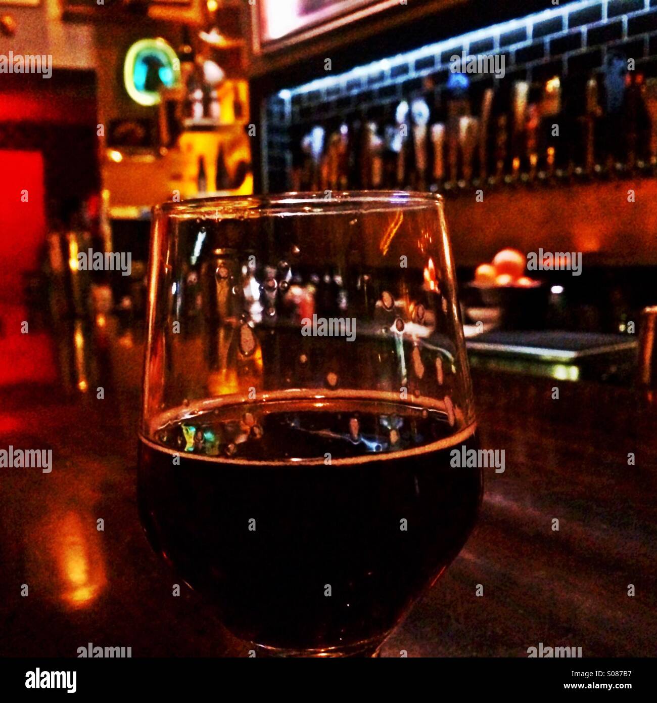 In ein Glas zu trinken Stockfoto