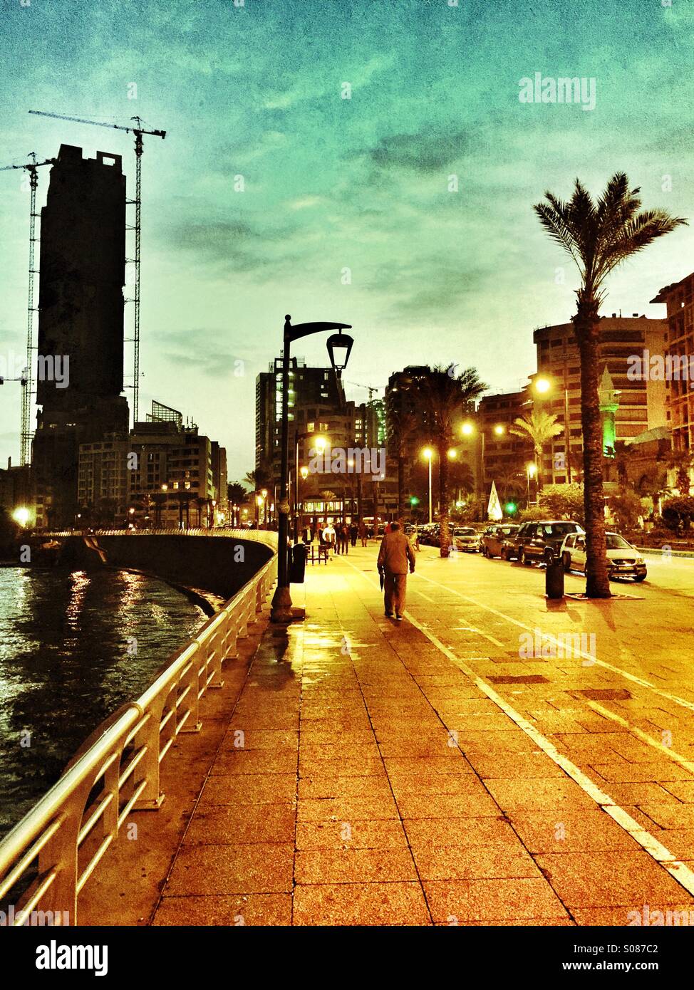 Am frühen Morgen zu Fuß durch das Mittelmeer Beirut-Libanon - Smartphone-aufgenommenes Stockfoto