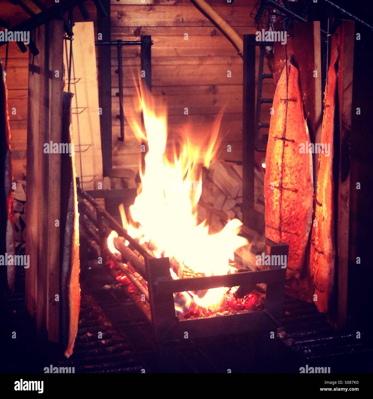 Lachs kochen über Feuer Stockfoto