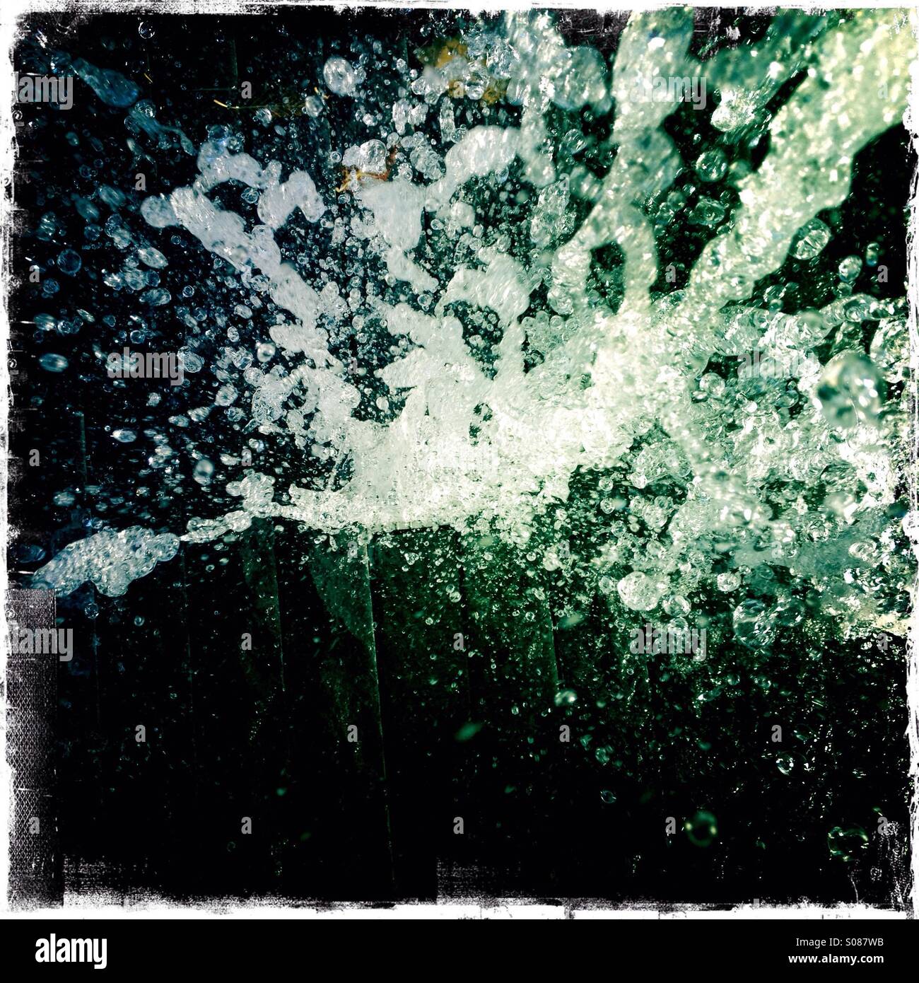 Blickte auf einen Brunnen - Smartphone-aufgenommenes Stockfoto