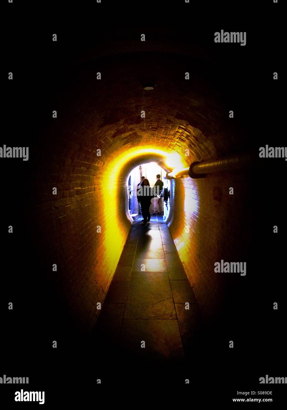 Dunklen Tunnel mit gelben Licht Stockfoto