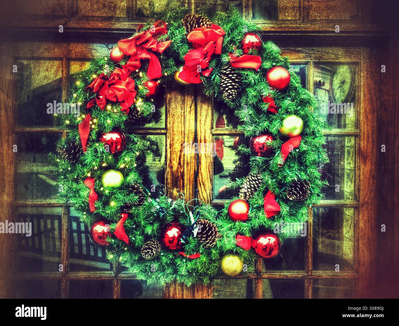 Weihnachtskranz an Tür Stockfoto