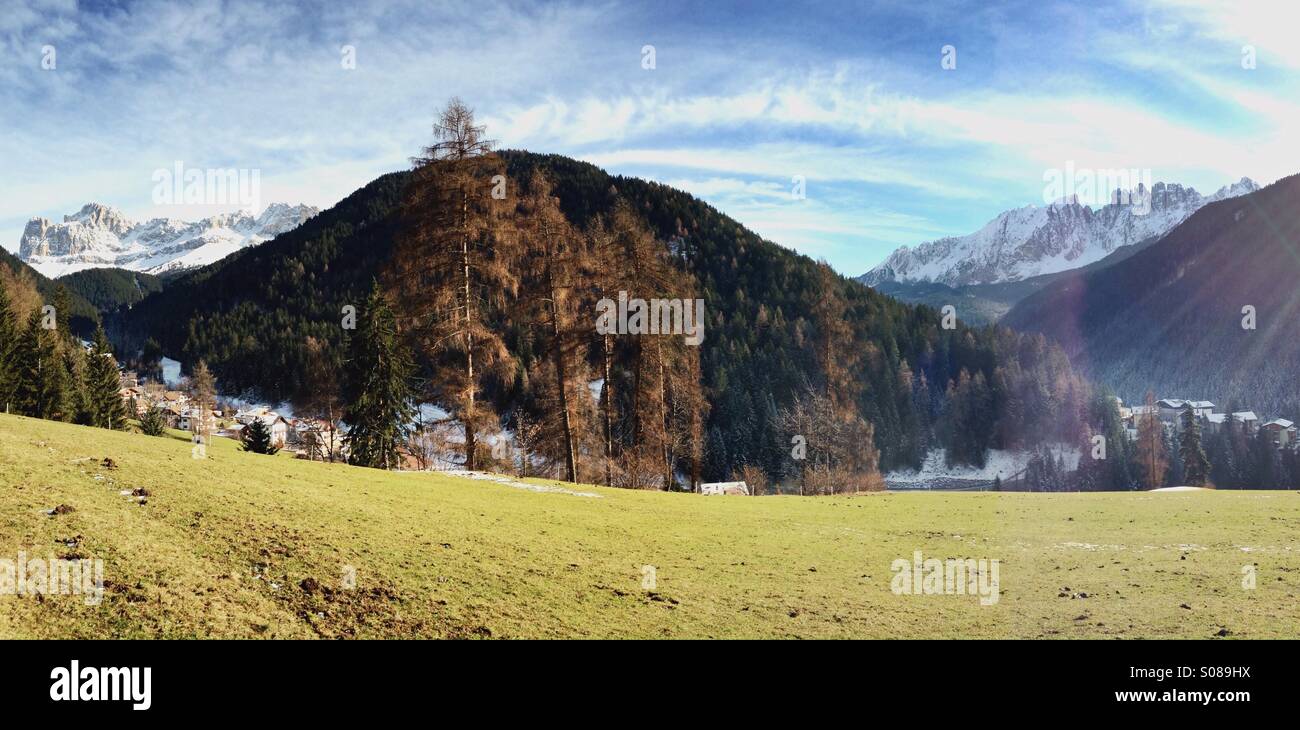 Panoramablick auf Latemar und Rosengarten - Dolomiten hinter Welschnofen / Welschnofen, Trentino Alto Adige / Südtirol, Italien - Smartphone-aufgenommenes Stockfoto