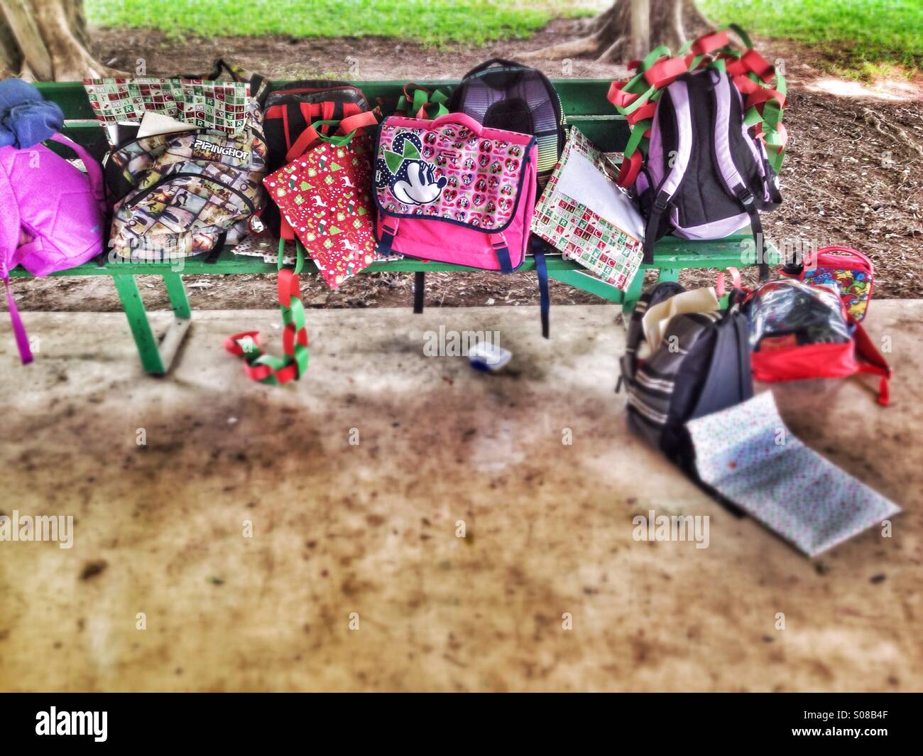 Schultaschen An Haken Hängen Stockfoto und mehr Bilder von Bildung